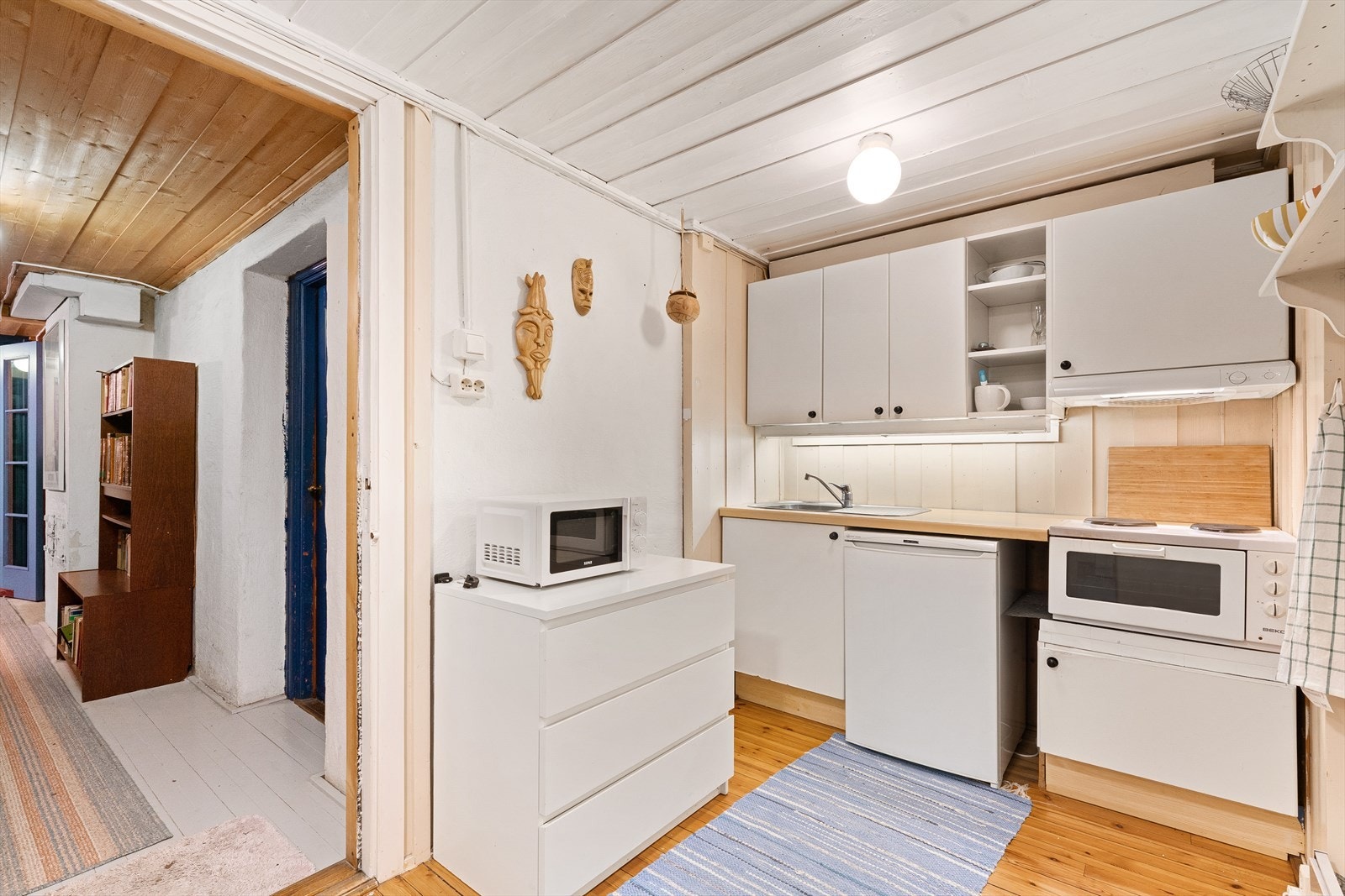 Kjøkkengang i kjeller. Kjøkkenet er satt opp i strid med heftelsene som hviler på eiendommen. Ref. salgsoppgaven. Galleribilde