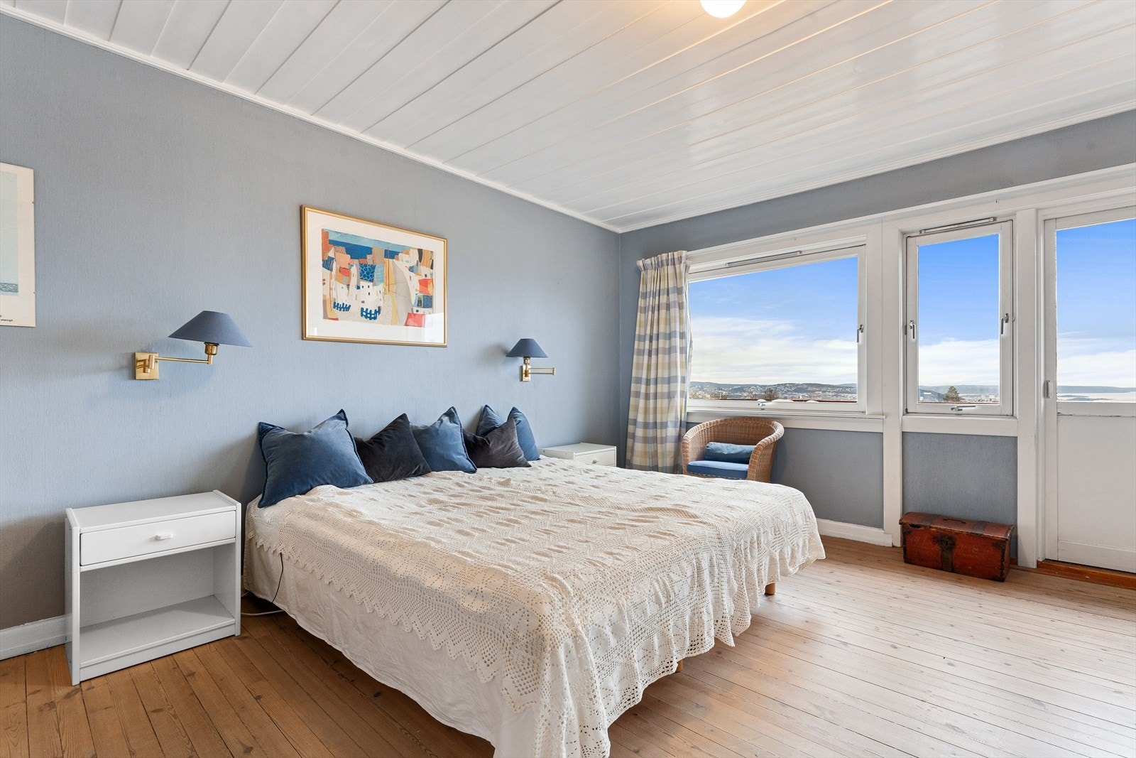 Hovedsoverom 2.etg. med svært flott utsikt og utgang til terrasse. Galleribilde