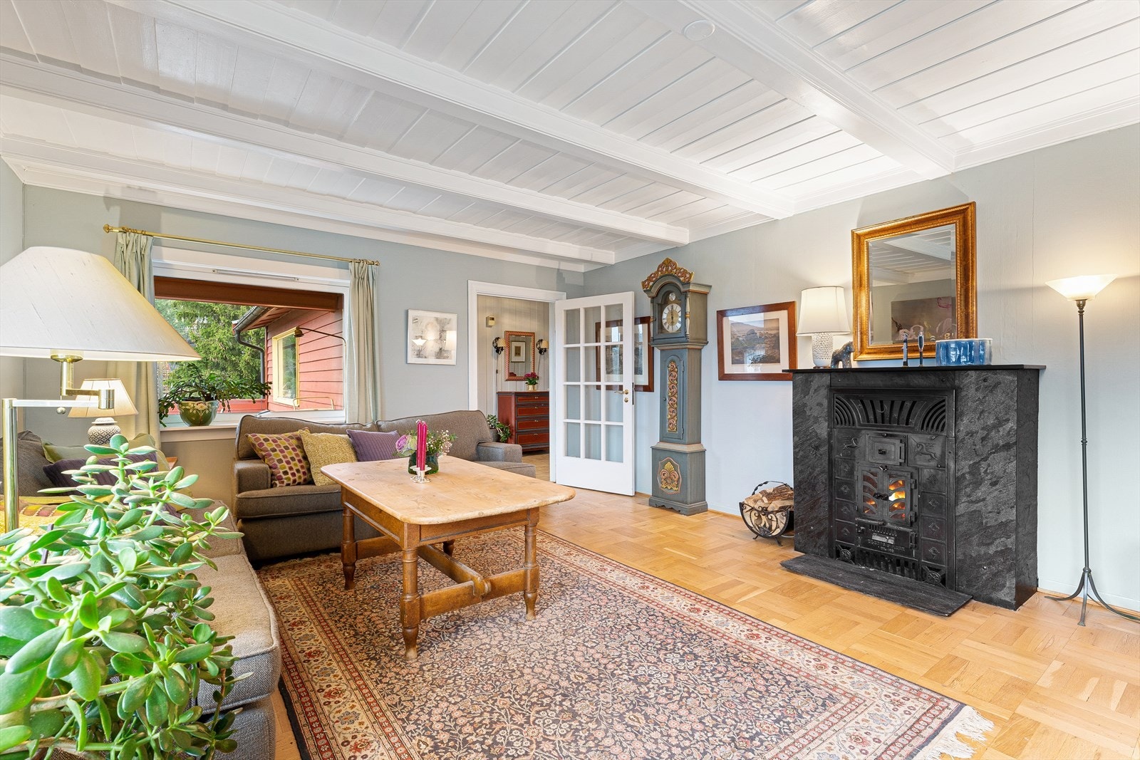 Stue med kamin og flott utsikt Galleribilde