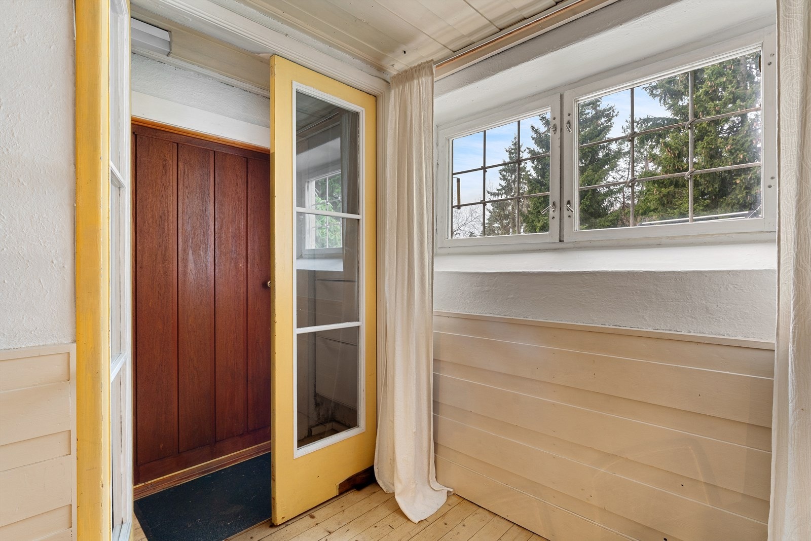 Inngangsparti kjeller. Galleribilde