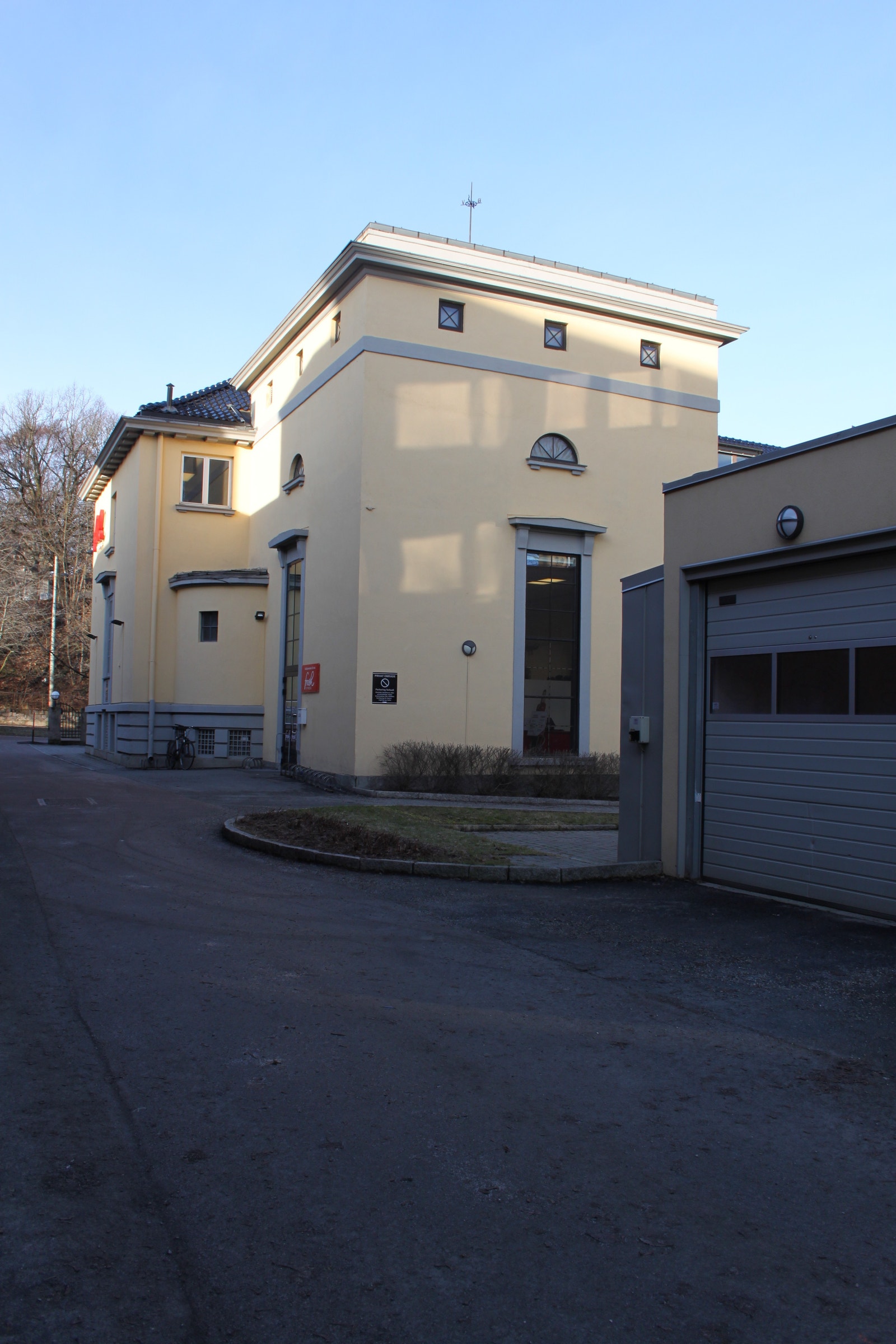 Inngang bakside med nedgang garasje Galleribilde