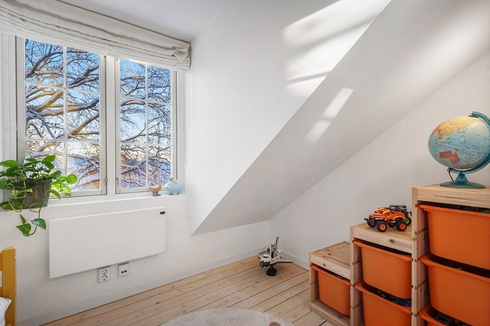 Plass til garderobe og seng Galleribilde