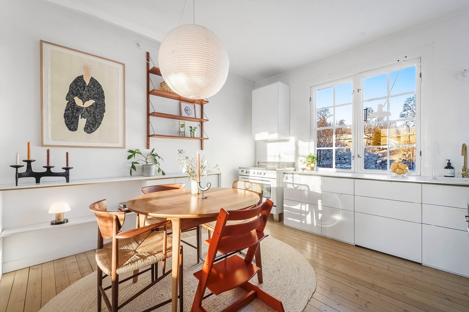 Gjennomgående og lys bolig med store vindusflater på begge sider Galleribilde
