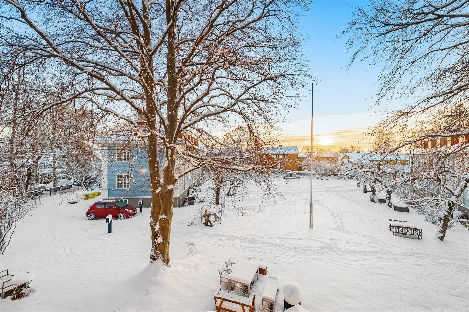 Utsikt ut mot sameiets store tomt på nesten åtte mål Galleribilde