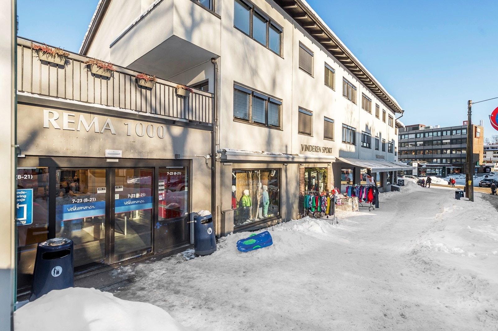 Ca. 800 meter til Rema 1000 på Vinderen Galleribilde