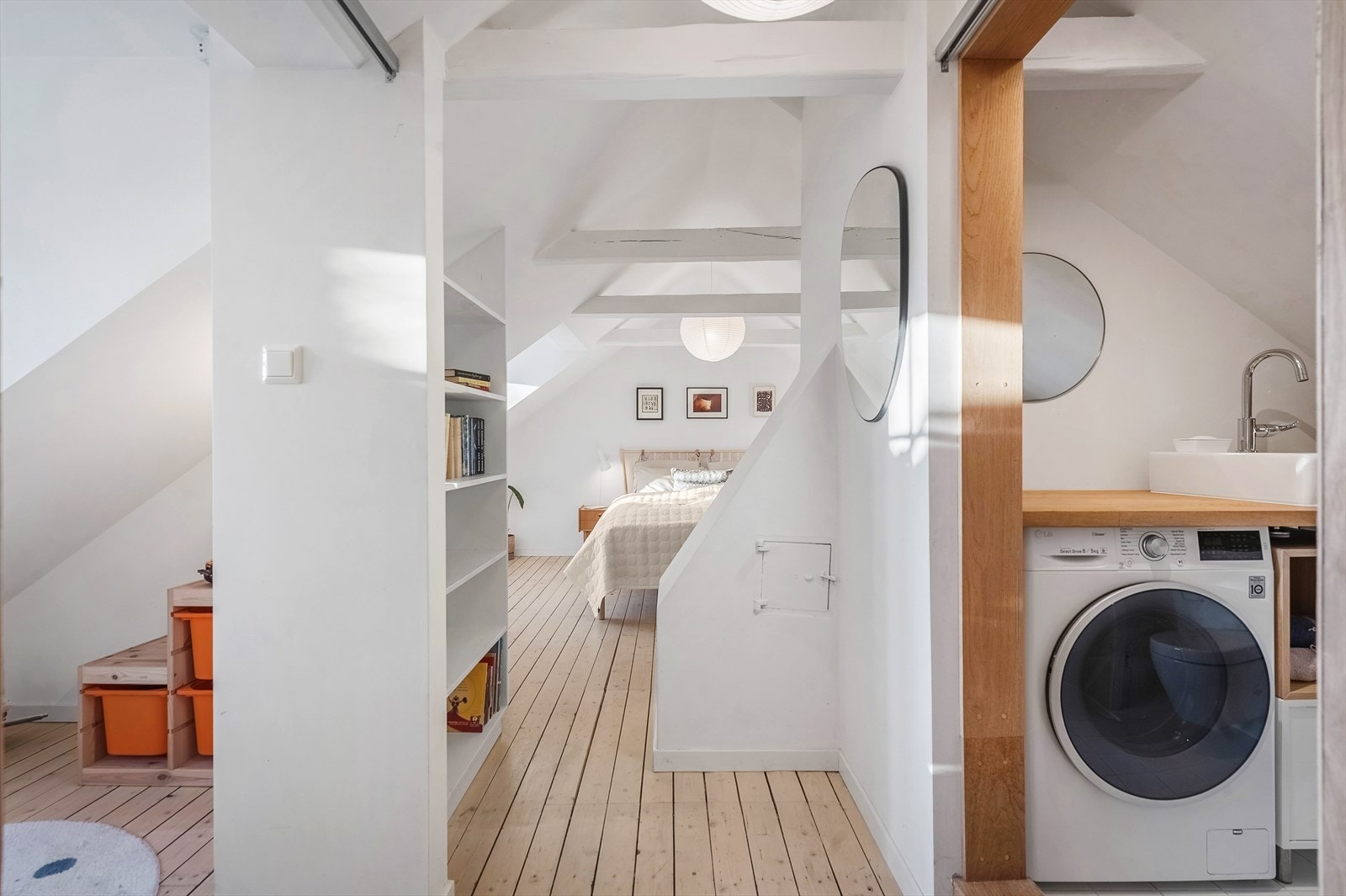 Fra gang 2. etasje sett inn til soverommene og bad 2 Galleribilde