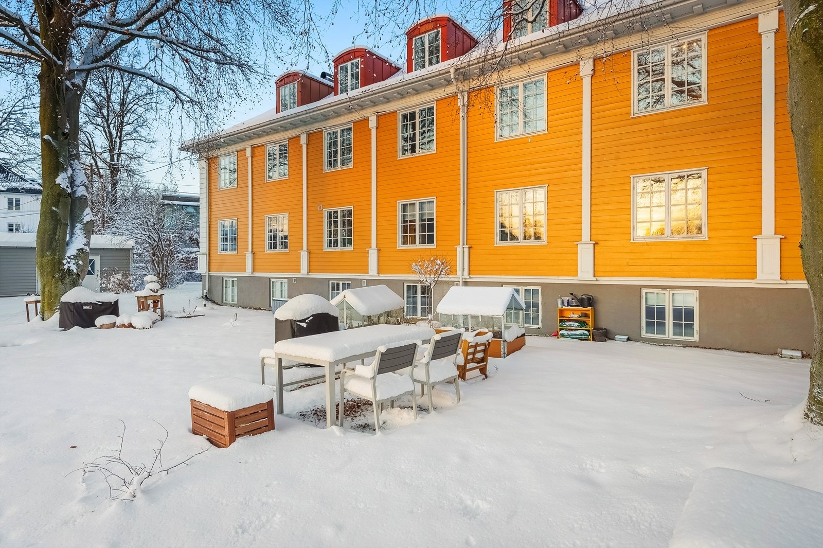 Hyggelige uteplasser med sittegrupper og grill Galleribilde