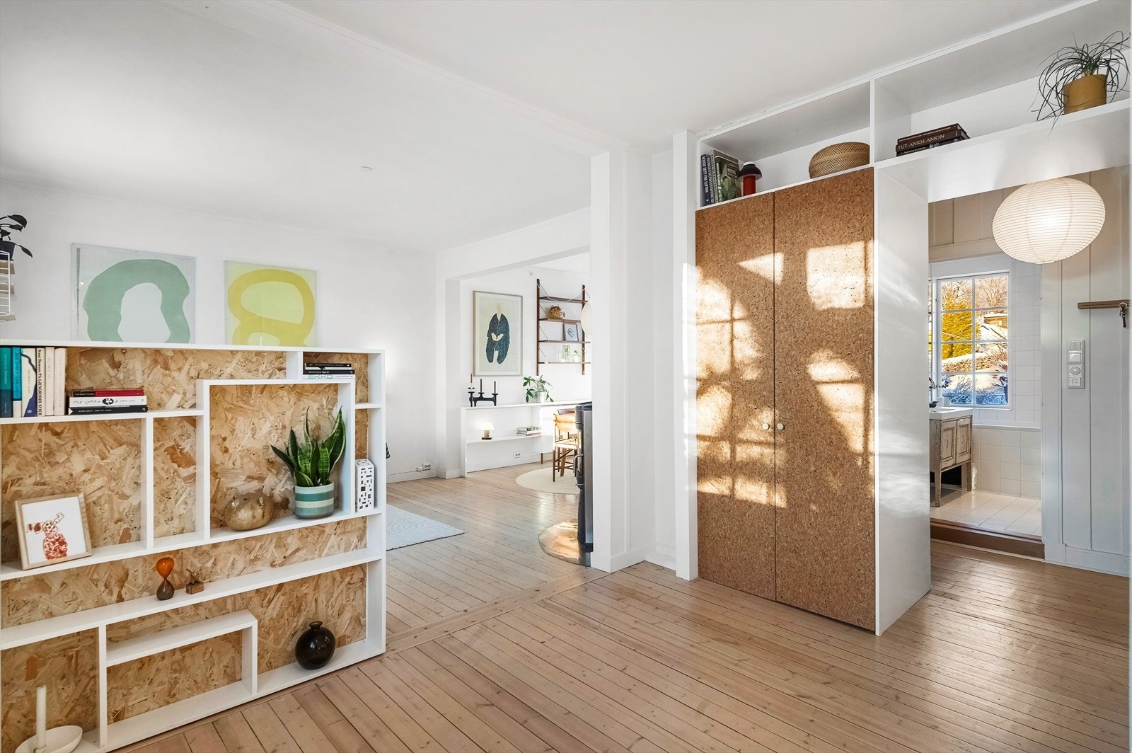 2-delt stue som avdelt med romdeler Galleribilde