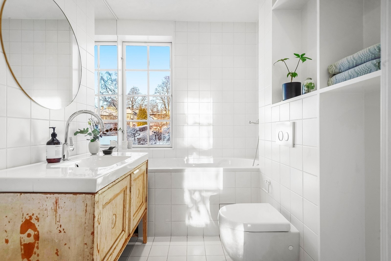 Boligen har to bad - her badet i hovedetasje Galleribilde