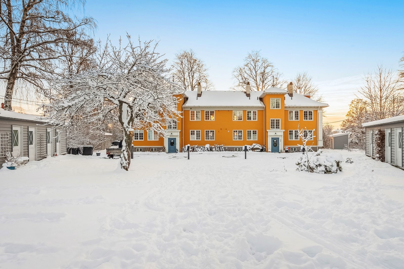 Idyllisk tun - Gården ble rehabilitert i 1998 med nytt tak. Piper rehabilitert 2013, fasade malt i 2014 Galleribilde