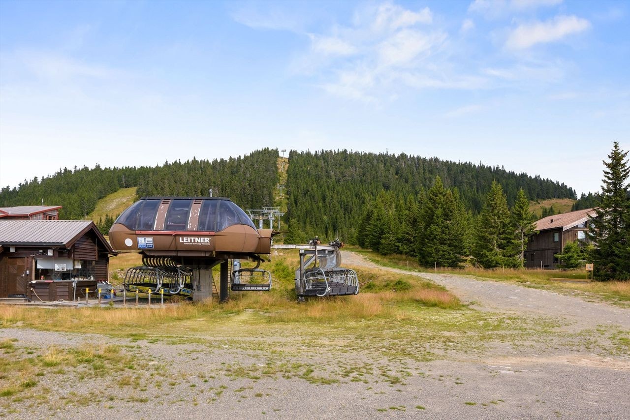 Fra leiligheten er det direkte adkomst til bakken! Galleribilde