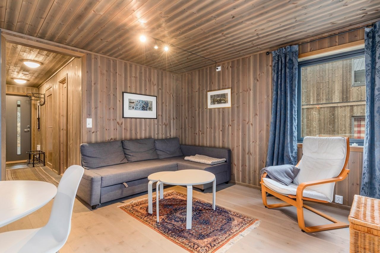 Hyggelig stuekrok i åpen løsning med kjøkkenet Galleribilde