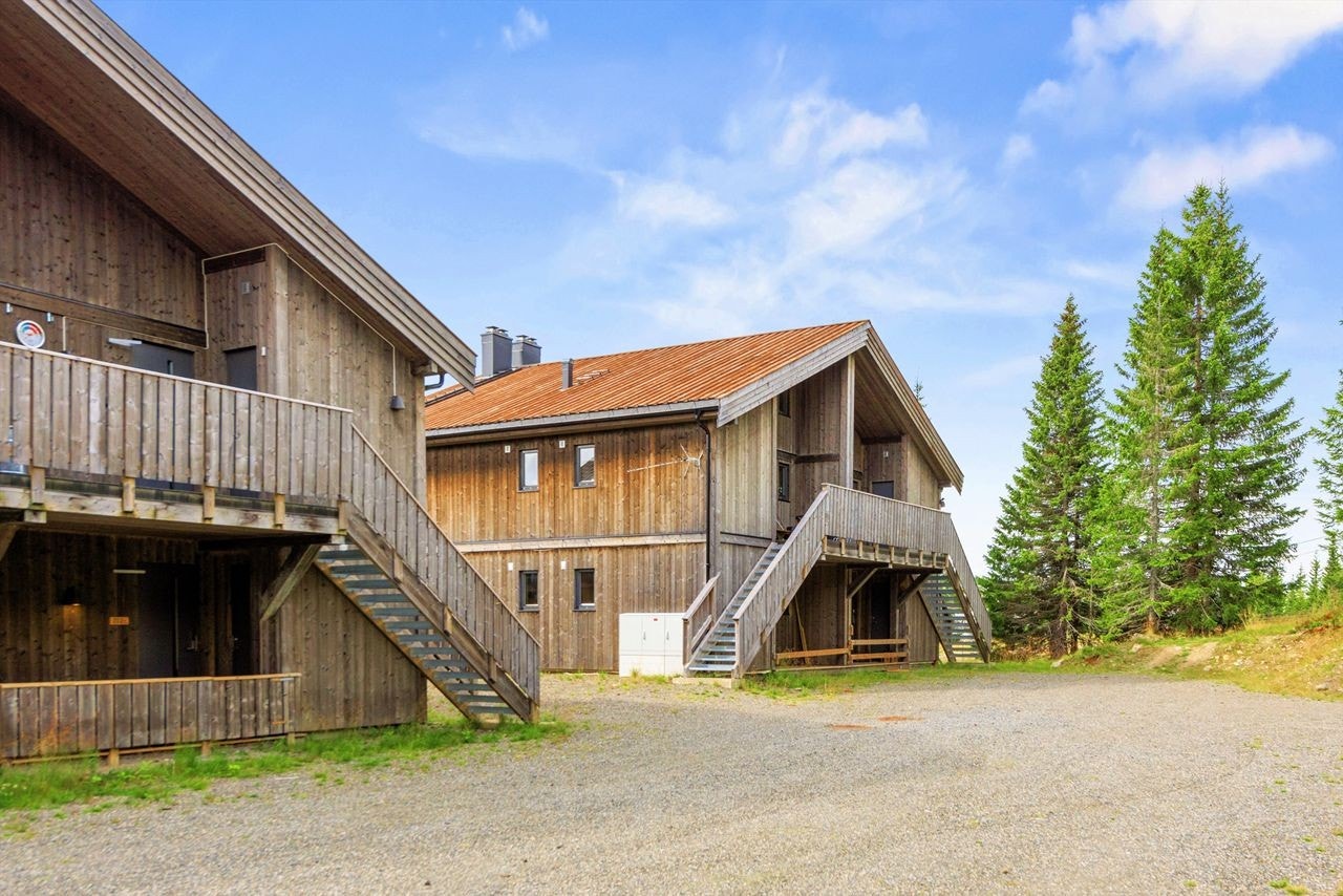 Leiligheten ligger bygget lengst vekk og adkomst fra 1. etasje Galleribilde