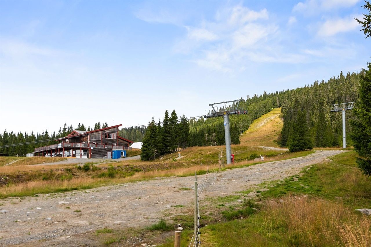 Hyggelig kafe og skiutleie i tilknytning av bakken Galleribilde