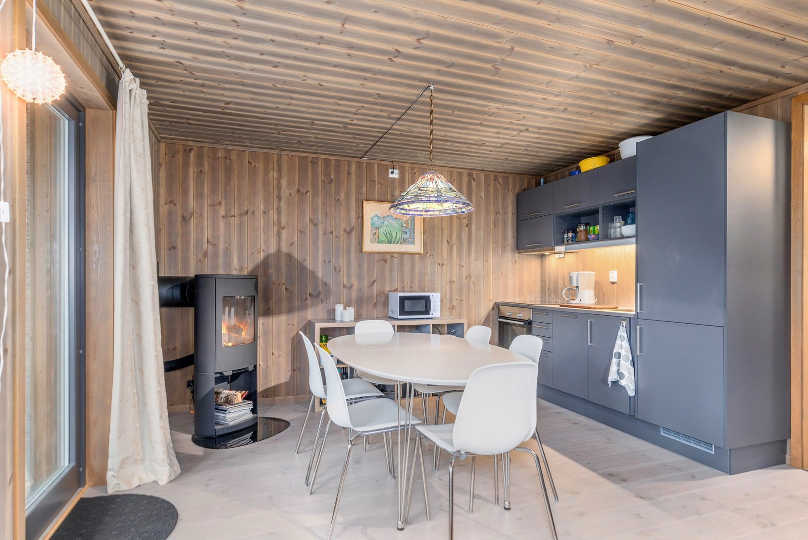 Moderne kjøkken med integrerte hvitevarer Galleribilde