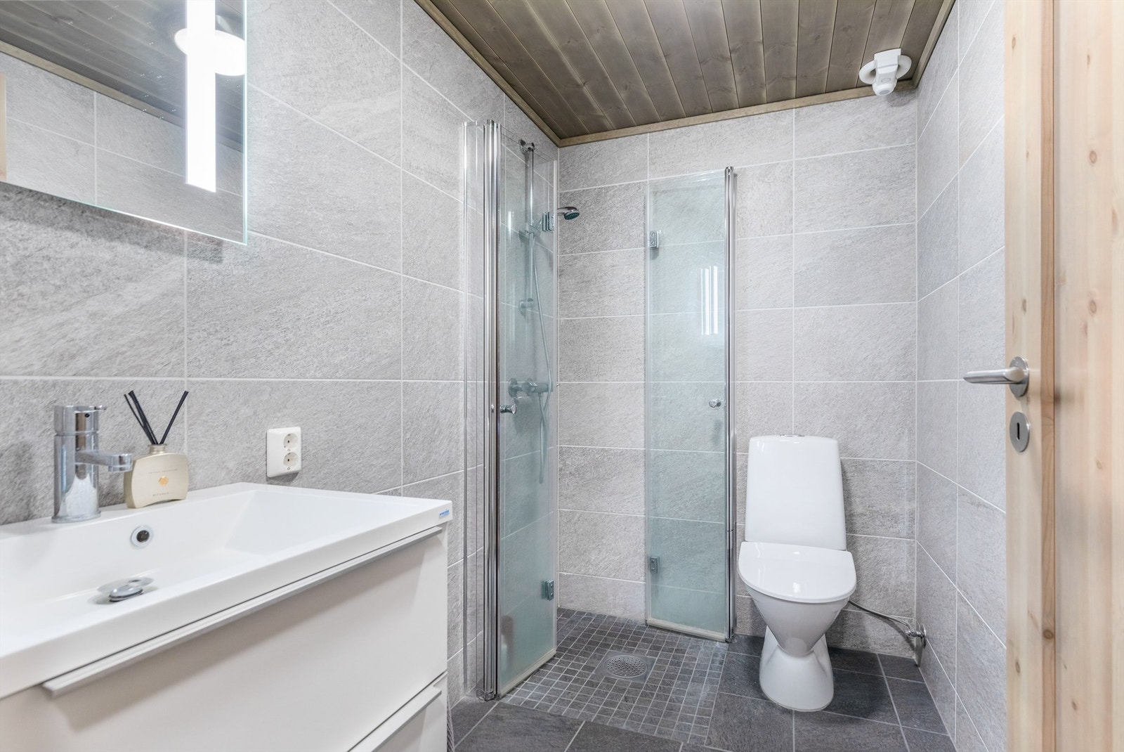 Badet er flislagt og med elektrisk gulvvarme Galleribilde