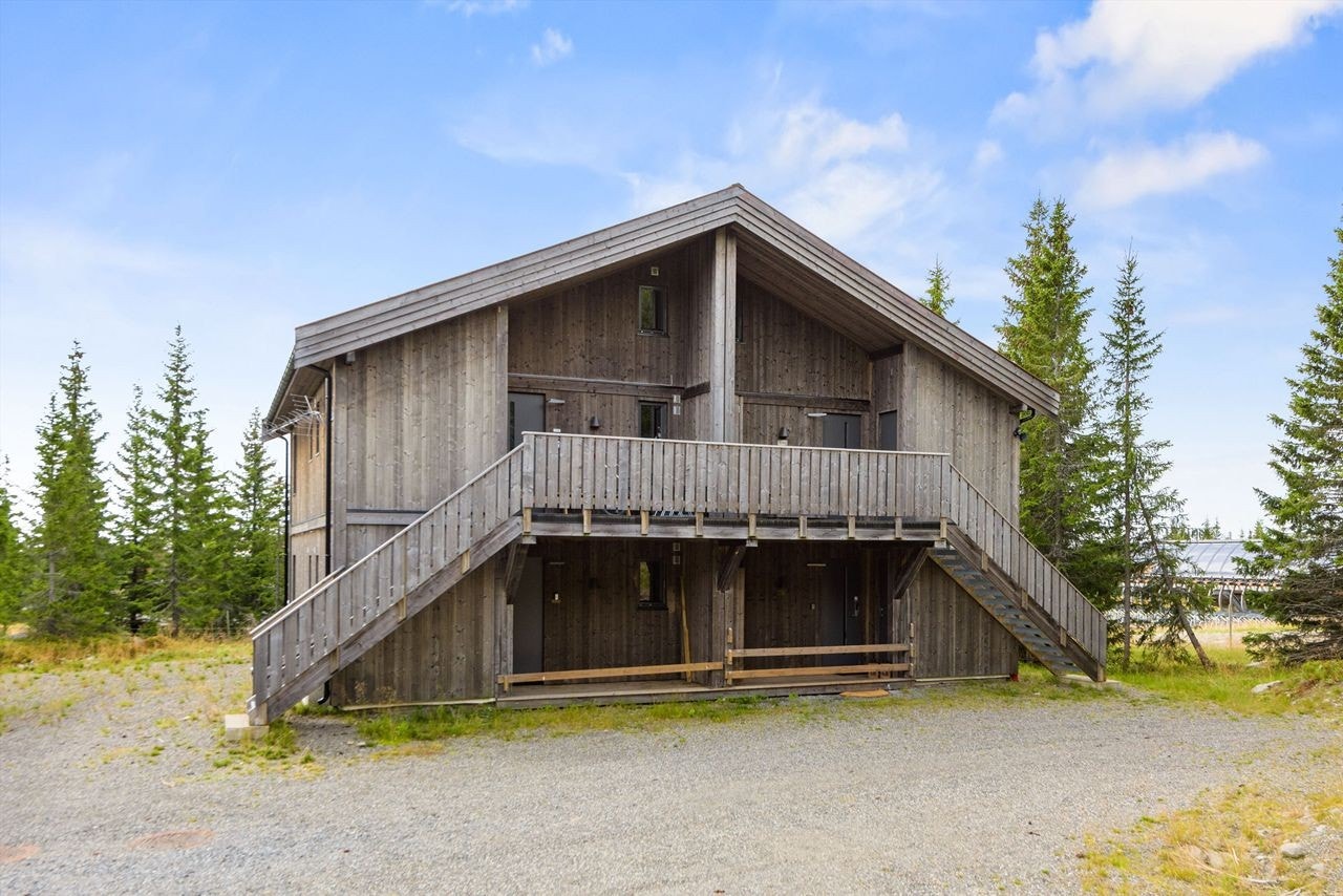 Et overbygget adkomstparti ønsker deg velkommen. Herfra er det også adkomst til bod og skistall. Galleribilde