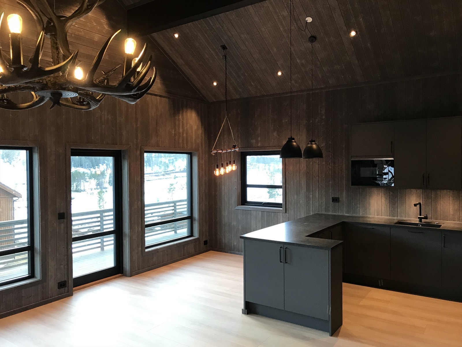 Bilder er tatt fra to ulike tilsvarende hytter som selger har bygget i nærområdet . Bildene kun ment som inspirasjon Galleribilde