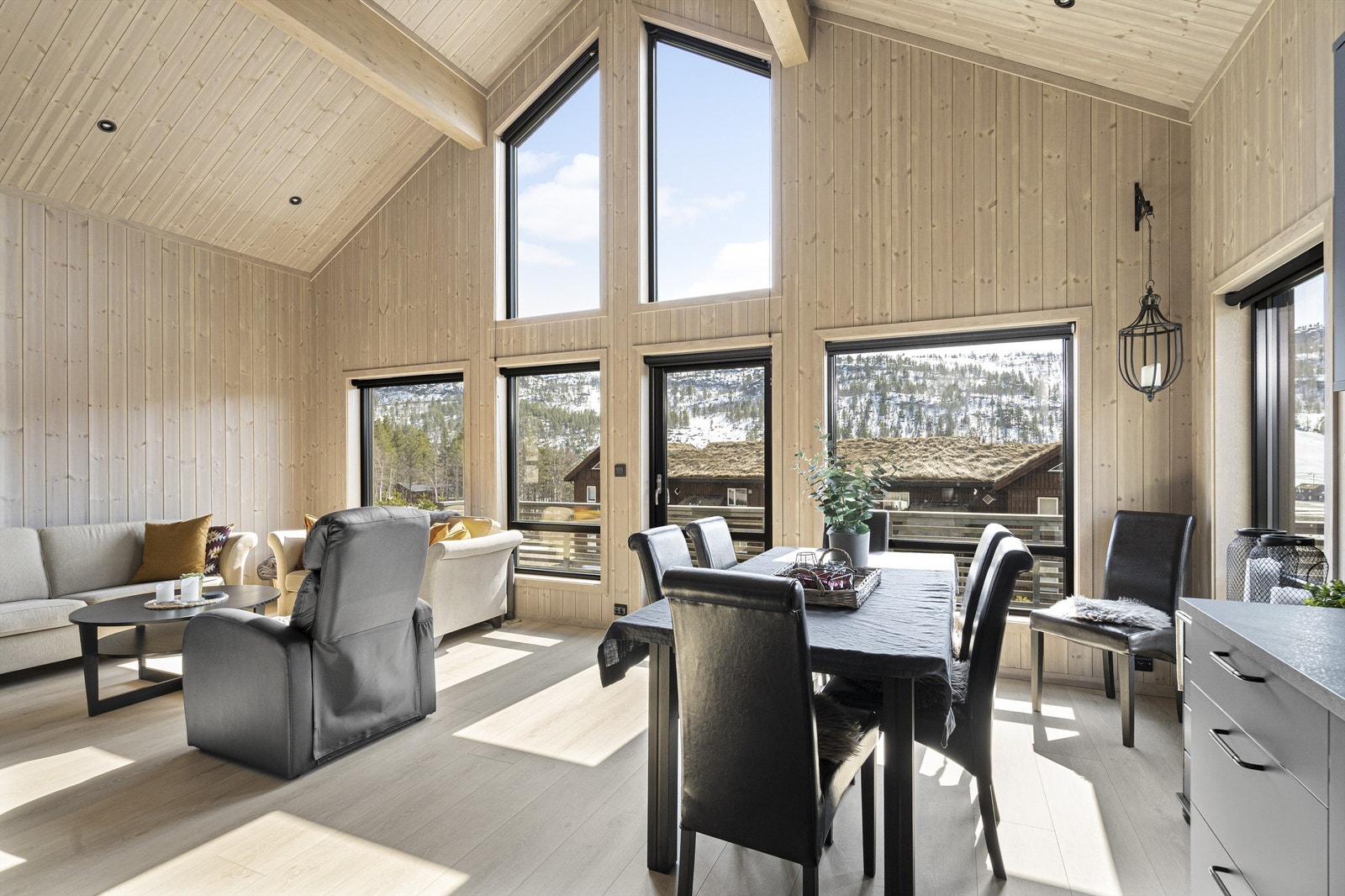 Bilder er tatt fra to ulike tilsvarende hytter som selger har bygget i nærområdet . Bildene kun ment som inspirasjon Galleribilde