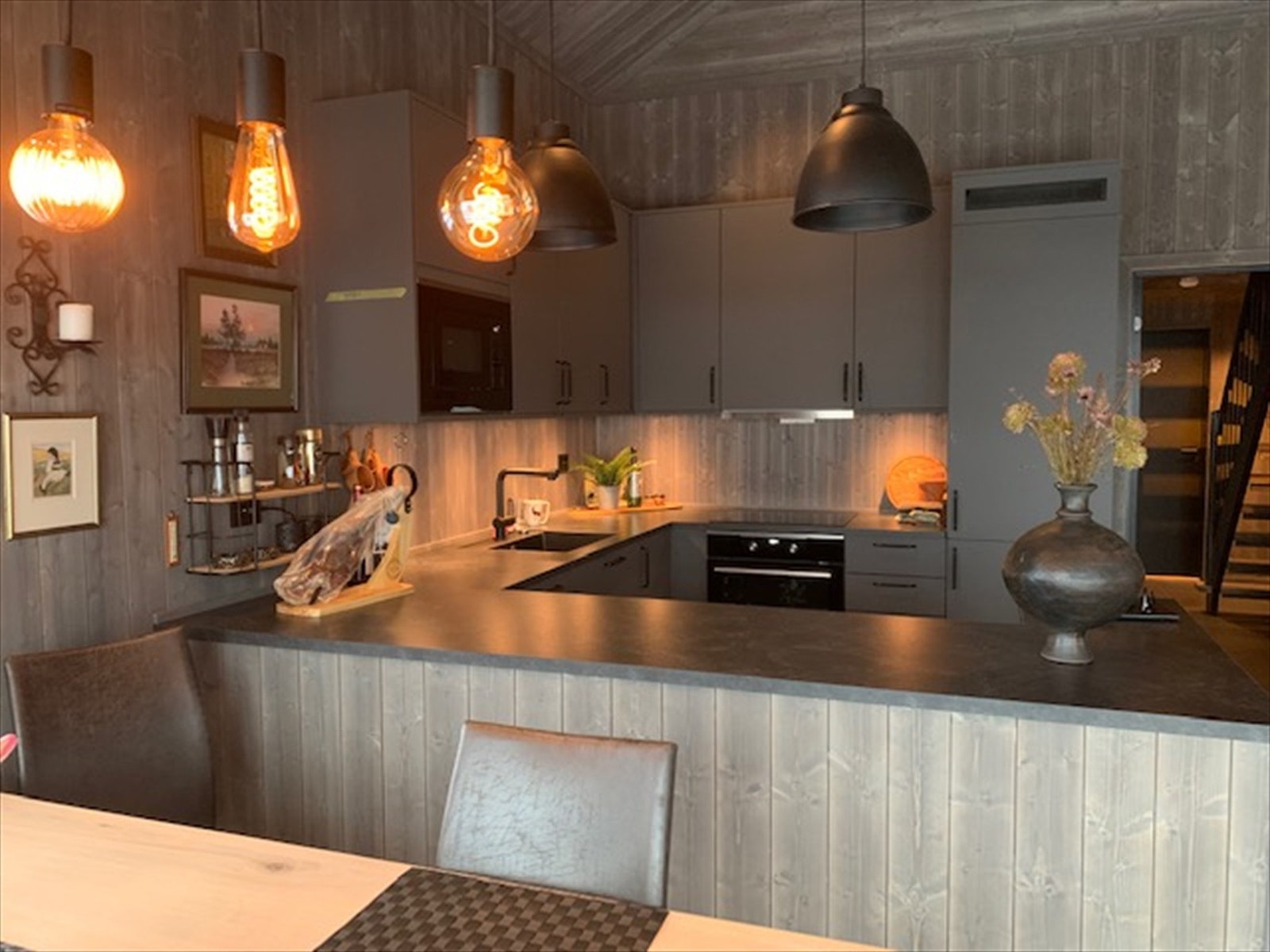 Bilder er tatt fra to ulike tilsvarende hytter som selger har bygget i nærområdet . Bildene kun ment som inspirasjon Galleribilde