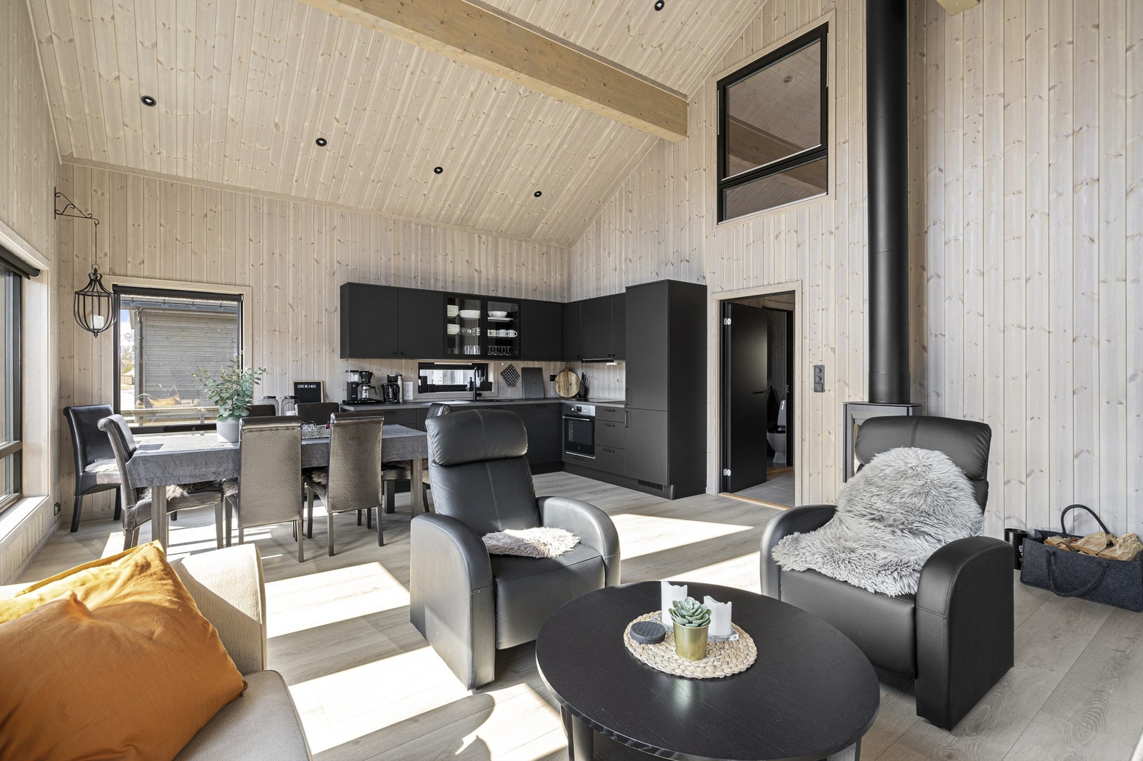 Bilder er tatt fra to ulike tilsvarende hytter som selger har bygget i nærområdet . Bildene kun ment som inspirasjon Galleribilde