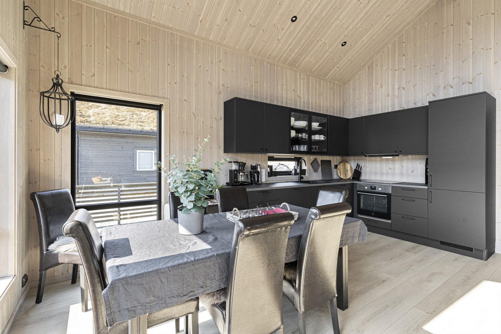 Bilder er tatt fra to ulike tilsvarende hytter som selger har bygget i nærområdet . Bildene kun ment som inspirasjon Galleribilde