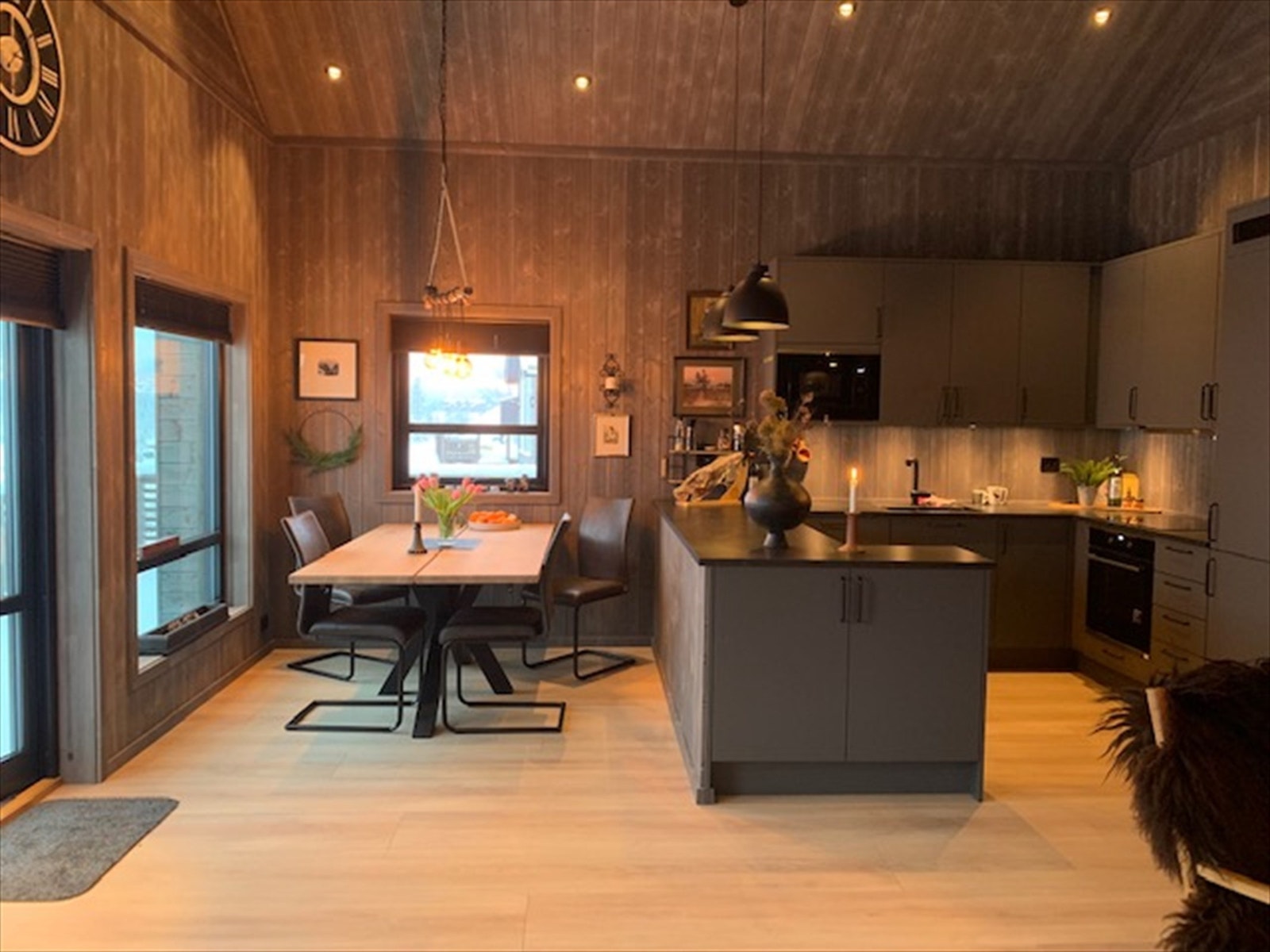 Bilder er tatt fra to ulike tilsvarende hytter som selger har bygget i nærområdet . Bildene kun ment som inspirasjon Galleribilde