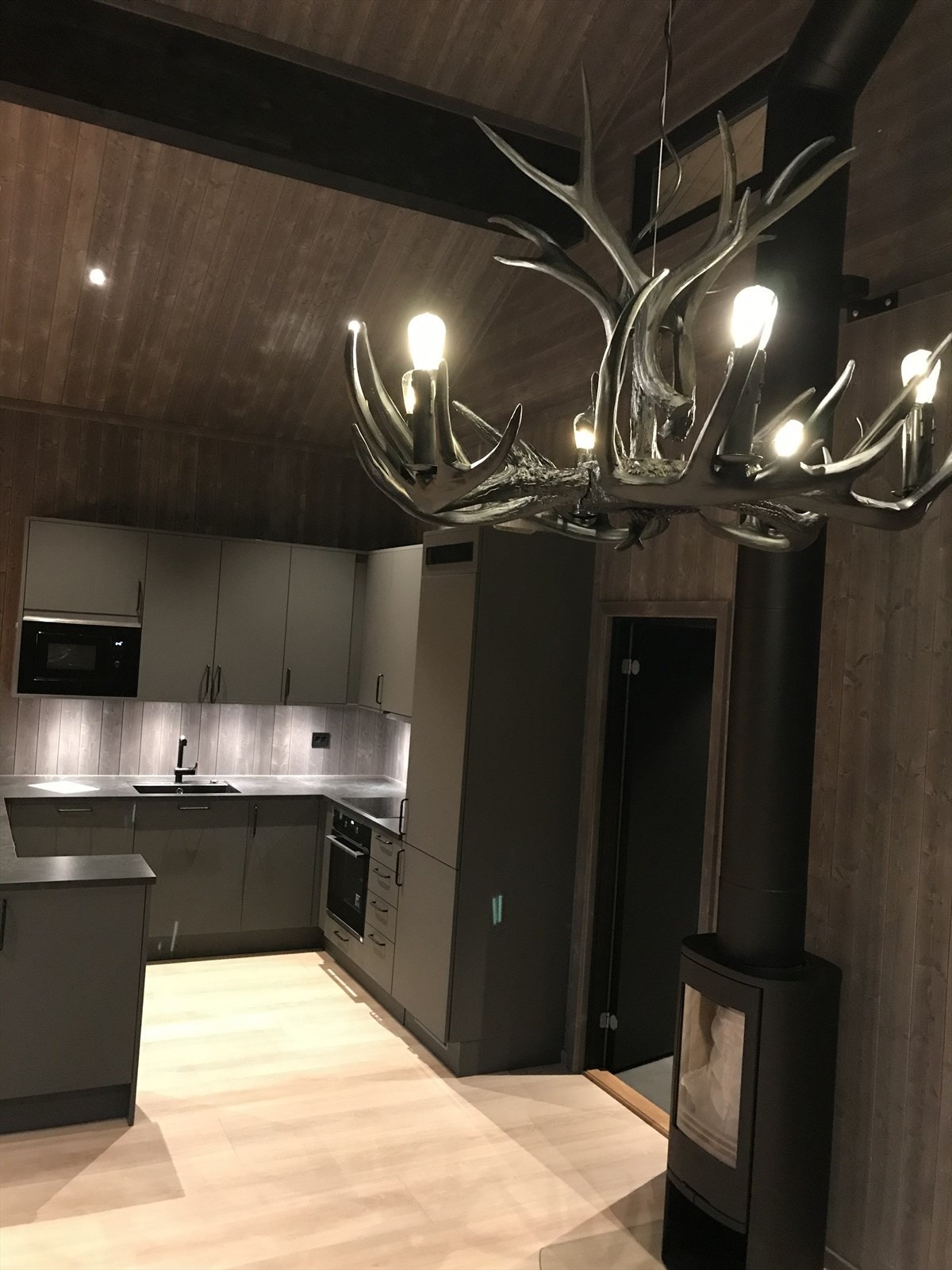 Bilder er tatt fra to ulike tilsvarende hytter som selger har bygget i nærområdet . Bildene kun ment som inspirasjon Galleribilde