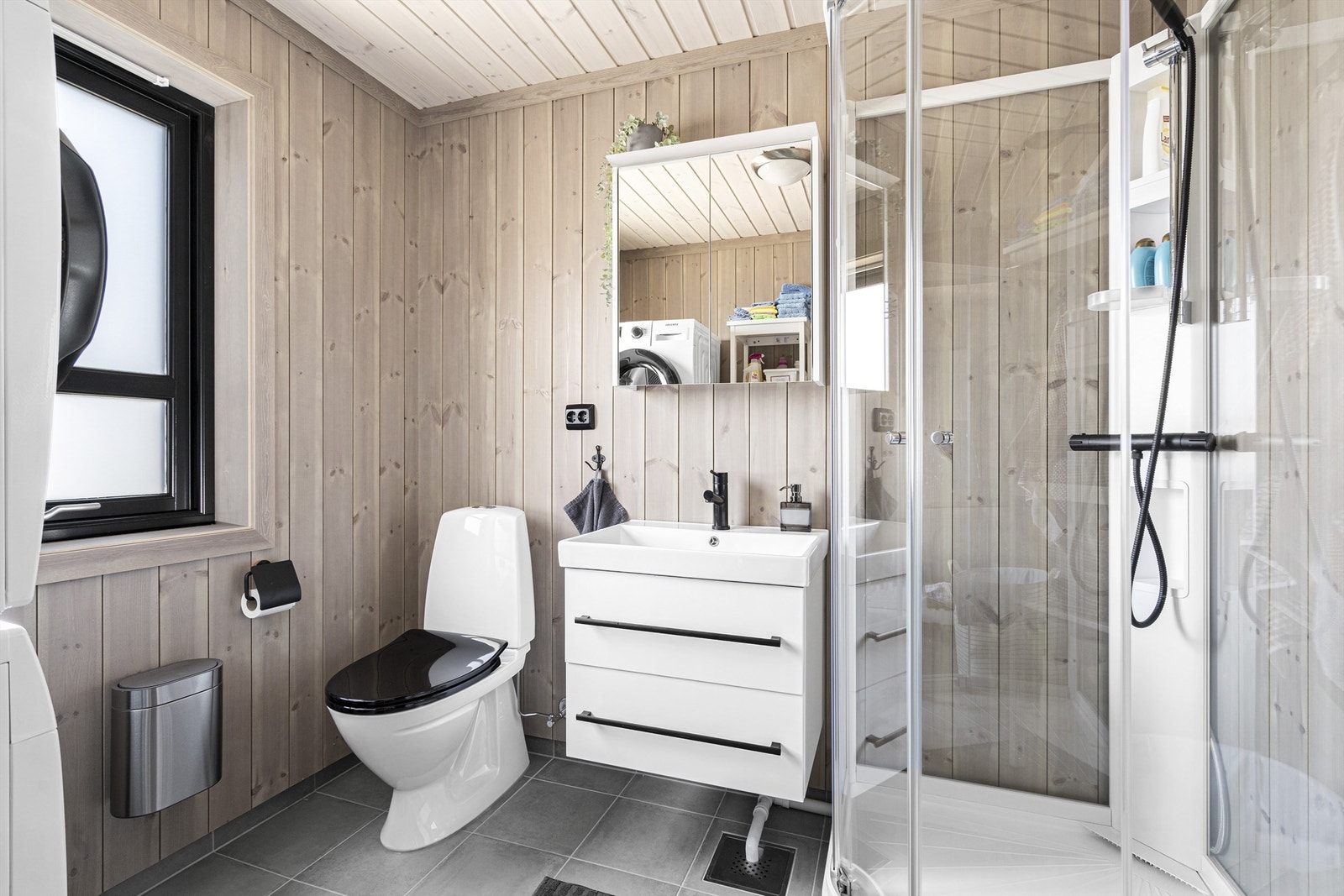 Bilder er tatt fra to ulike tilsvarende hytter som selger har bygget i nærområdet . Bildene kun ment som inspirasjon Galleribilde