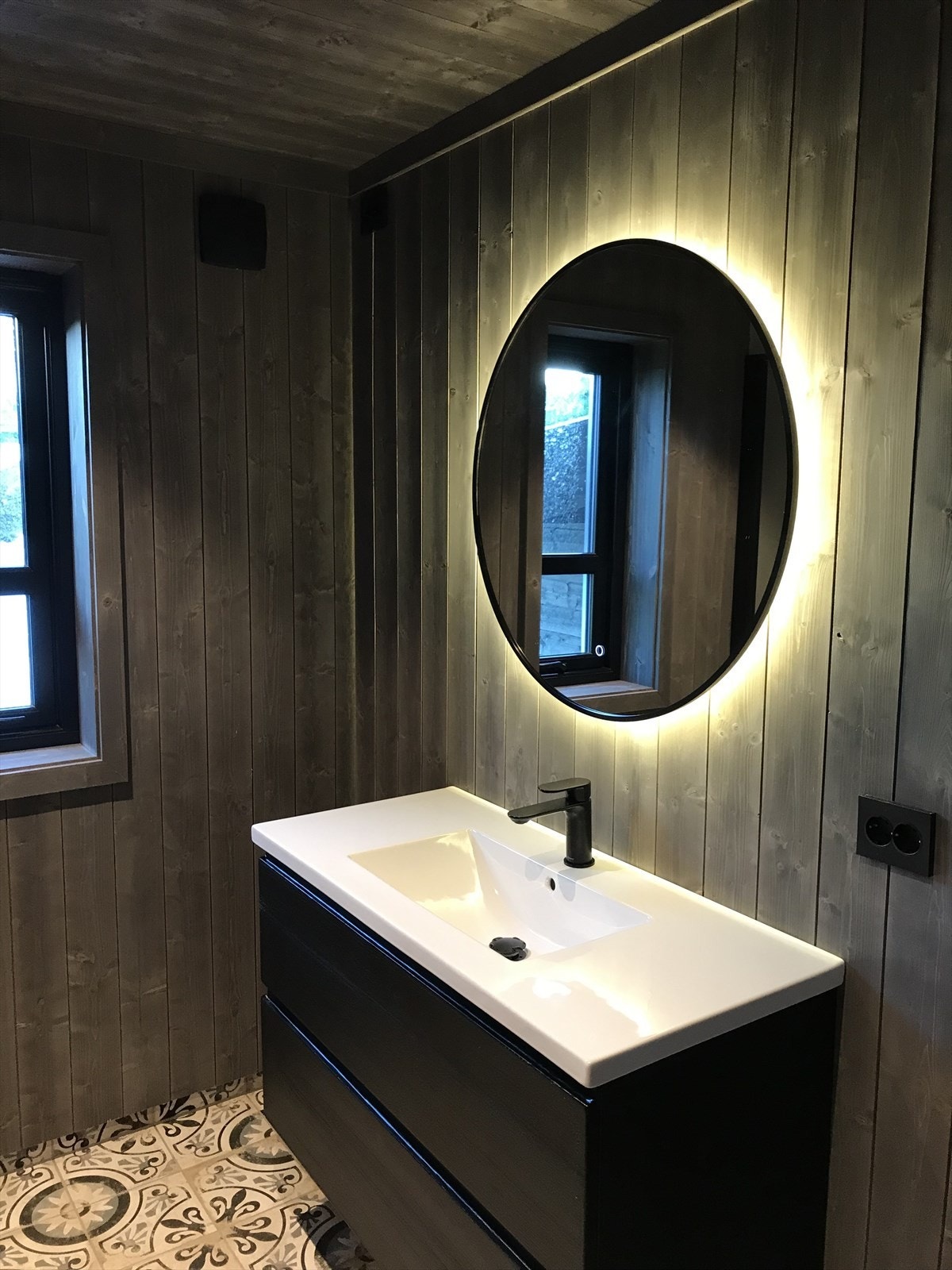 Bilder er tatt fra to ulike tilsvarende hytter som selger har bygget i nærområdet . Bildene kun ment som inspirasjon Galleribilde