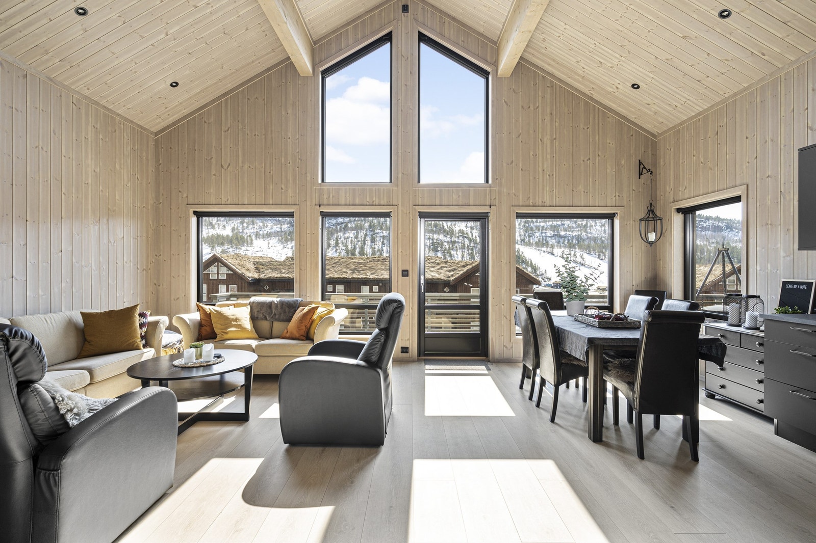 Bilder er tatt fra to ulike tilsvarende hytter som selger har bygget i nærområdet . Bildene kun ment som inspirasjon Galleribilde