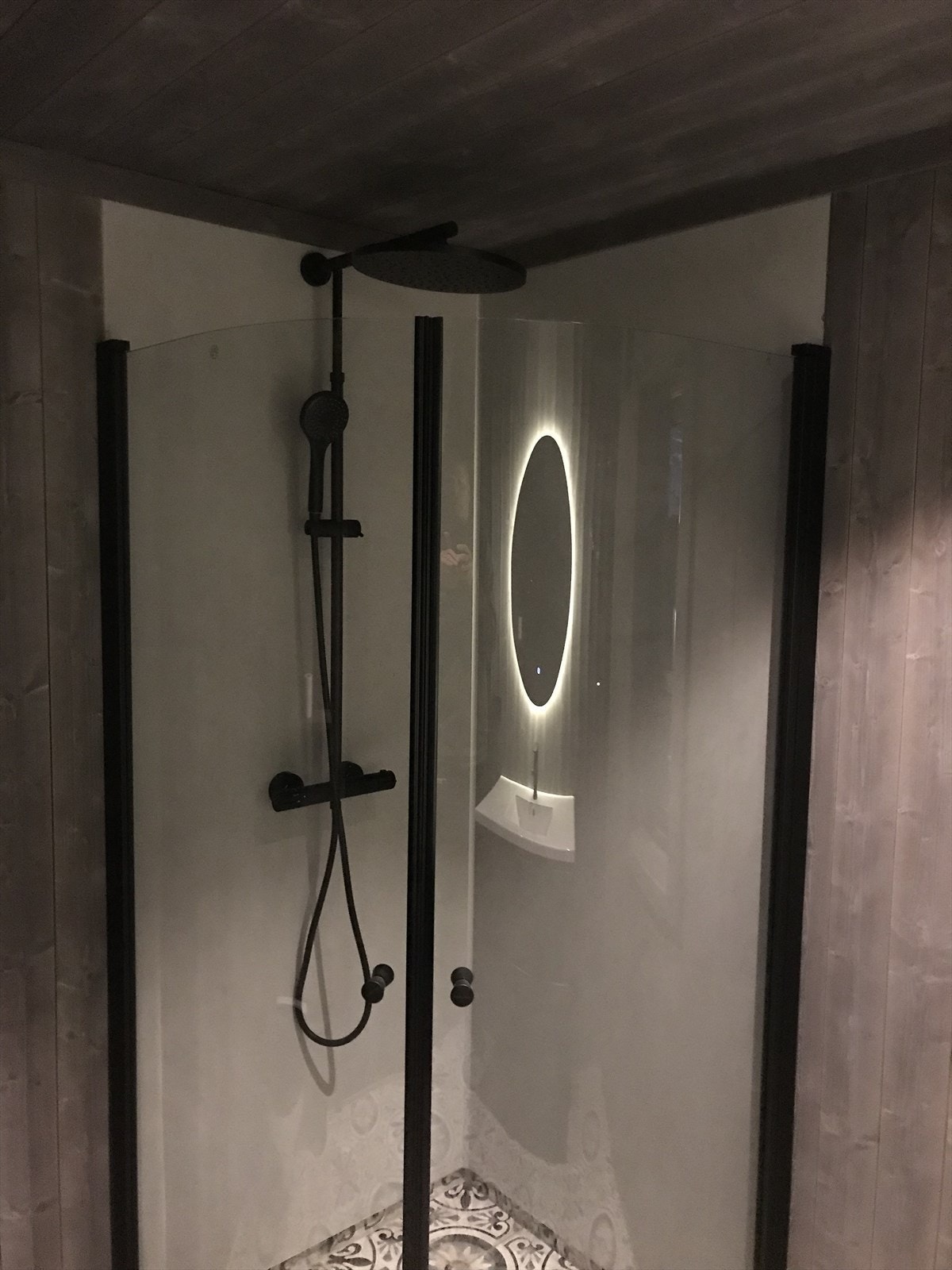 Bilder er tatt fra to ulike tilsvarende hytter som selger har bygget i nærområdet . Bildene kun ment som inspirasjon Galleribilde