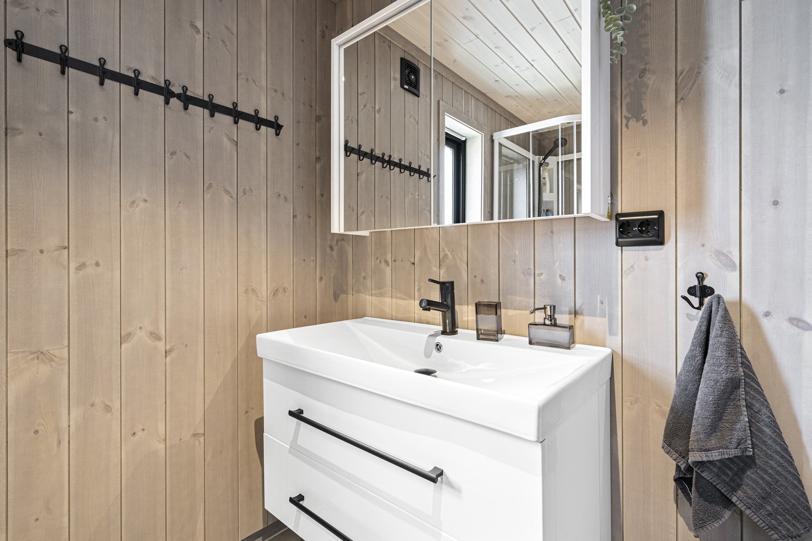 Bilder er tatt fra to ulike tilsvarende hytter som selger har bygget i nærområdet . Bildene kun ment som inspirasjon Galleribilde