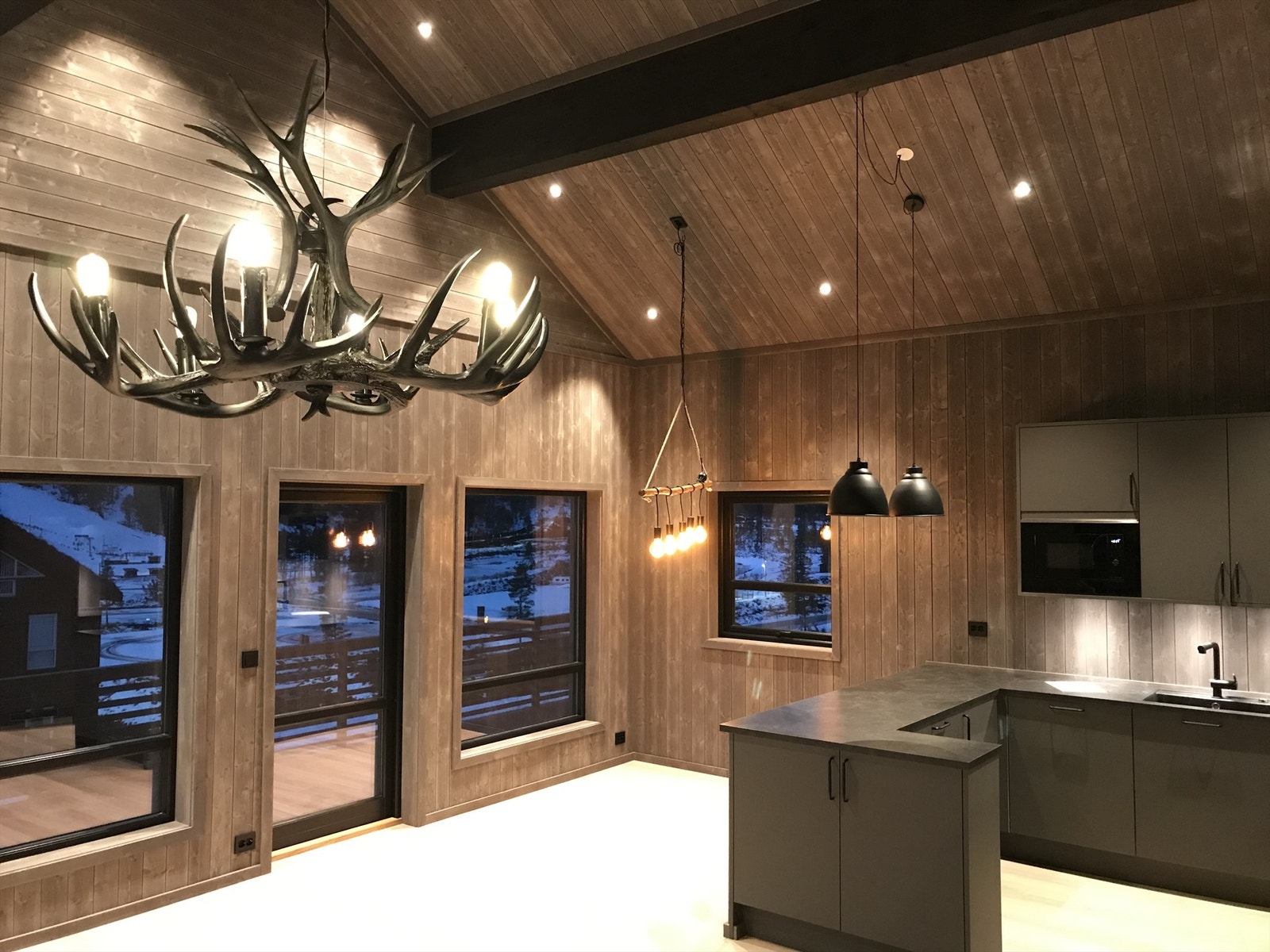 Bilder er tatt fra to ulike tilsvarende hytter som selger har bygget i nærområdet . Bildene kun ment som inspirasjon Galleribilde