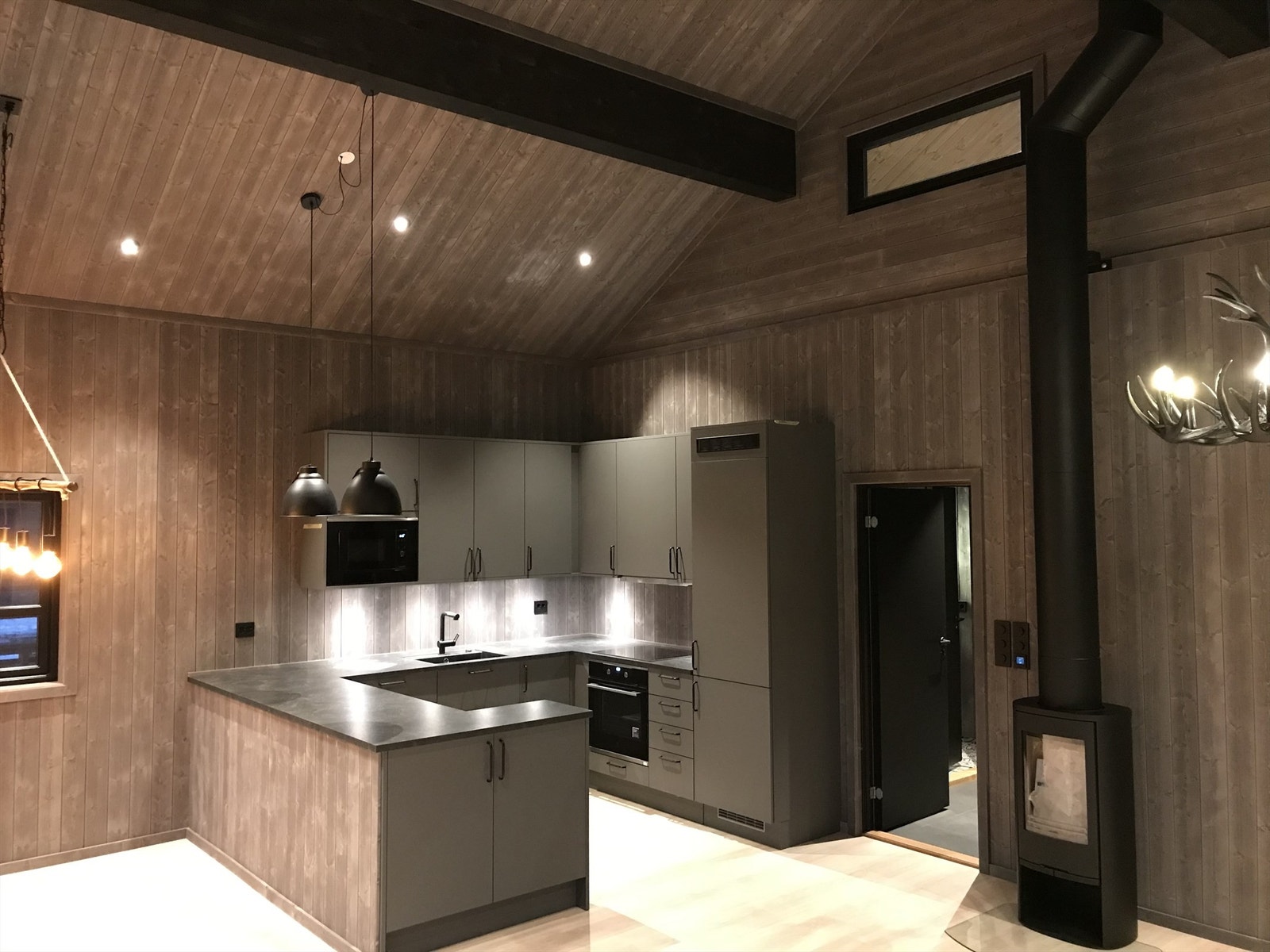 Bilder er tatt fra to ulike tilsvarende hytter som selger har bygget i nærområdet . Bildene kun ment som inspirasjon Galleribilde