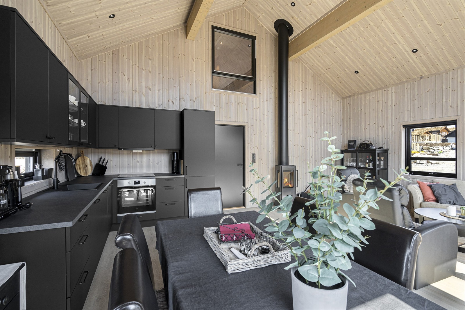 Bilder er tatt fra to ulike tilsvarende hytter som selger har bygget i nærområdet . Bildene kun ment som inspirasjon Galleribilde