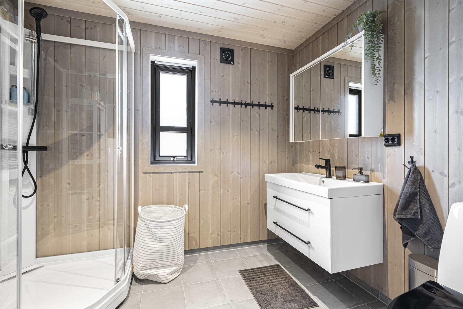 Bilder er tatt fra to ulike tilsvarende hytter som selger har bygget i nærområdet . Bildene kun ment som inspirasjon Galleribilde