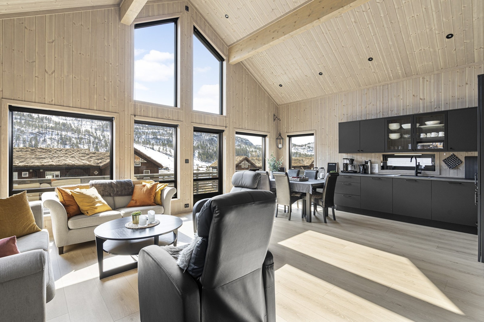 Bilder er tatt fra to ulike tilsvarende hytter som selger har bygget i nærområdet . Bildene kun ment som inspirasjon Galleribilde