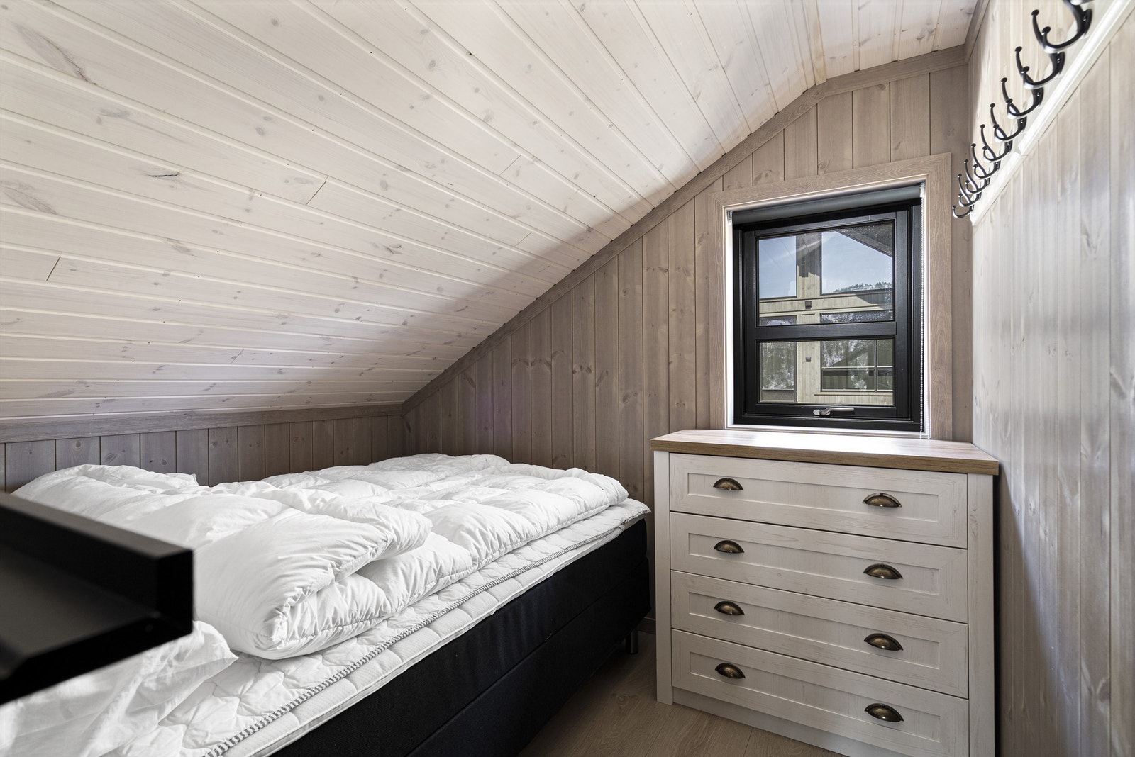 Bilder er tatt fra to ulike tilsvarende hytter som selger har bygget i nærområdet . Bildene kun ment som inspirasjon Galleribilde