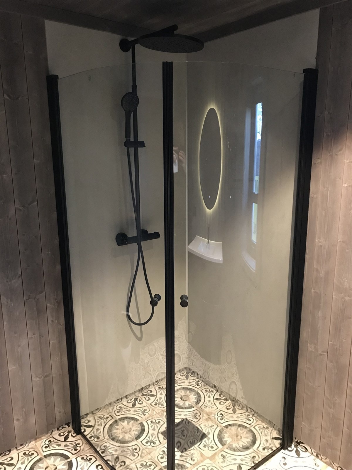 Bilder er tatt fra to ulike tilsvarende hytter som selger har bygget i nærområdet . Bildene kun ment som inspirasjon Galleribilde