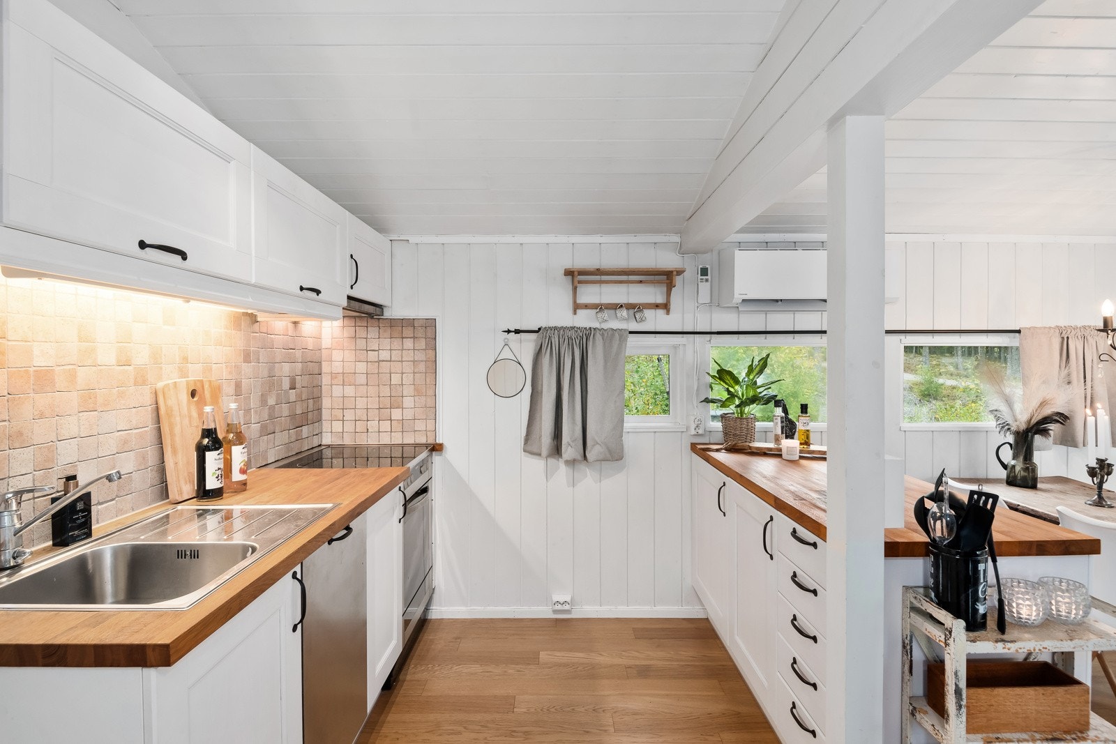 Fint, klassisk kjøkken med heltre benkeplate og fliser i benkerygg. Galleribilde