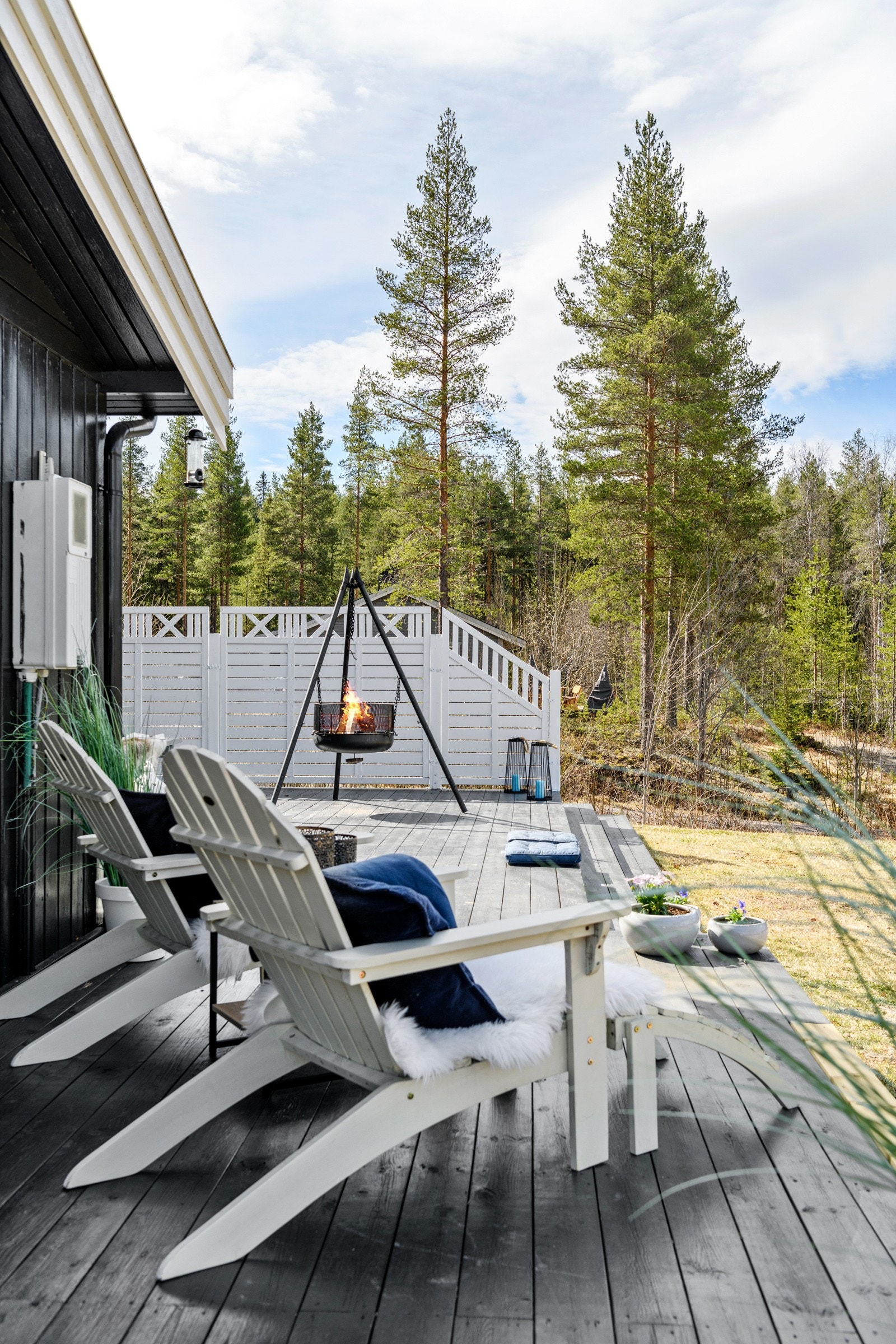 Terrasse på ca 40 m² utenfor inngangsparti og stue. Galleribilde