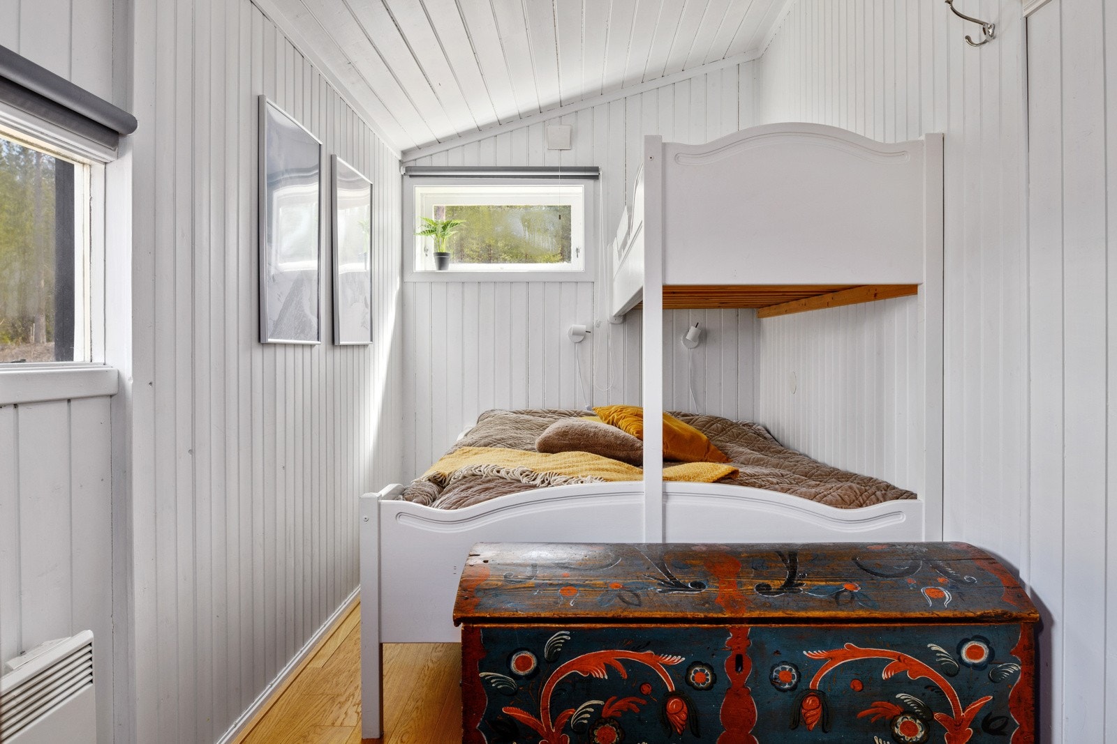 Hyttas tre soverom har garderobeskap og plass til køyesenger. Galleribilde