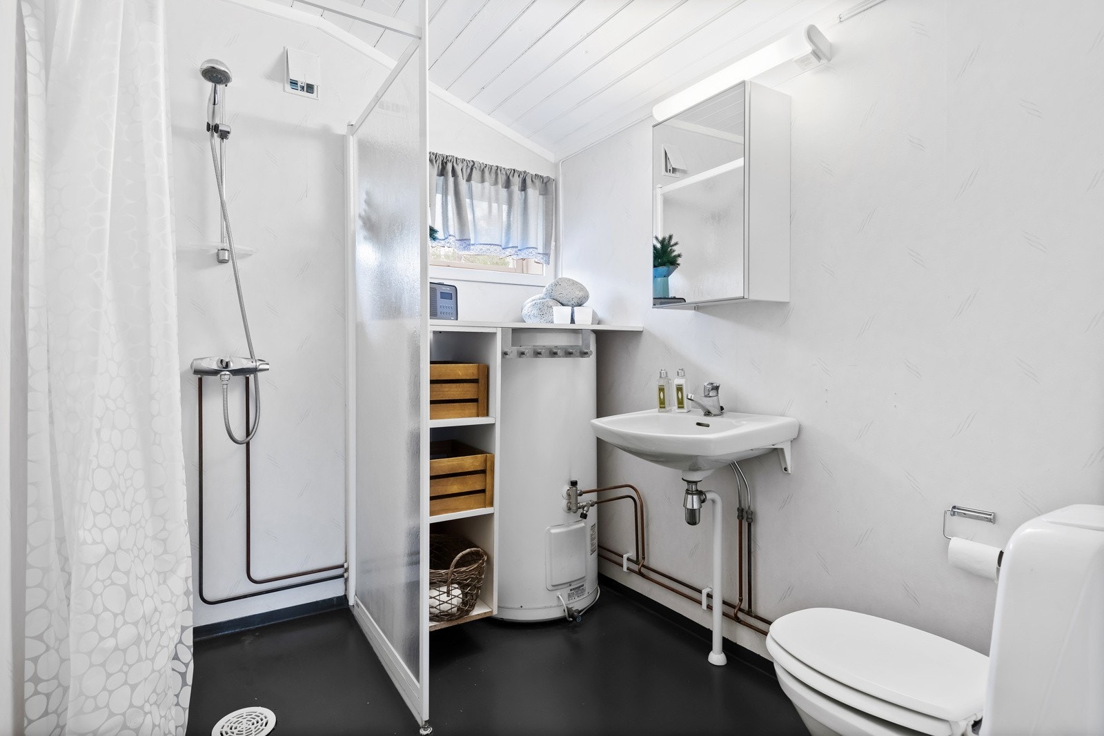 Hyttas bad har servant, dusj, toalett og opplegg for vaskemaskin. Galleribilde