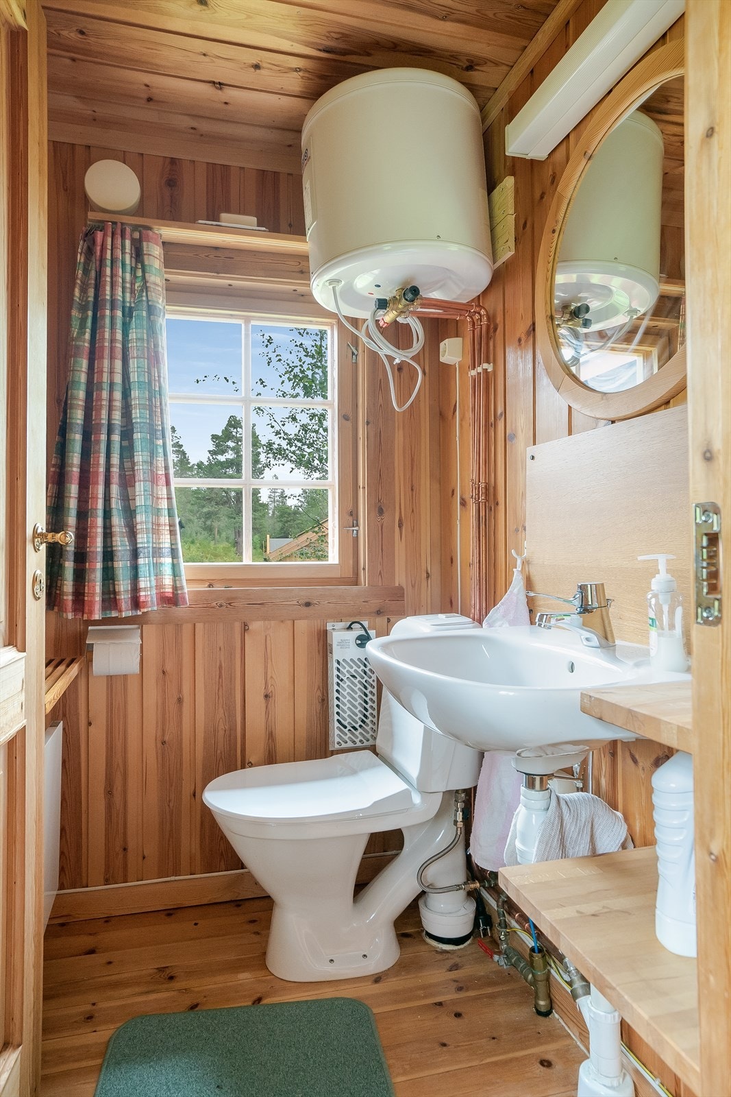 Toalettrom i annekset med vask, wc og varmtvannsbereder Galleribilde