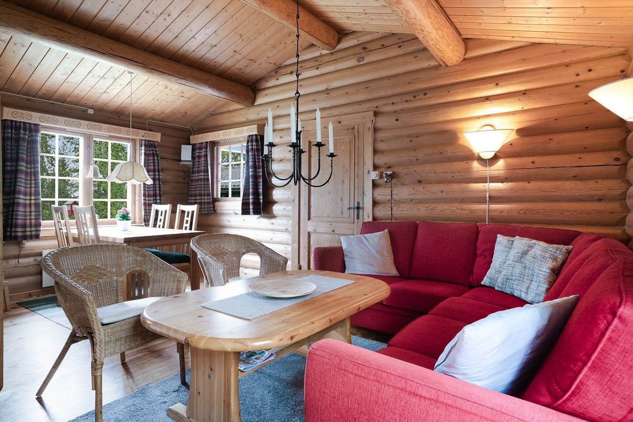 Stua har fin atmosfære med overflater i tre og lys fra vinduer på 3 av veggene Galleribilde