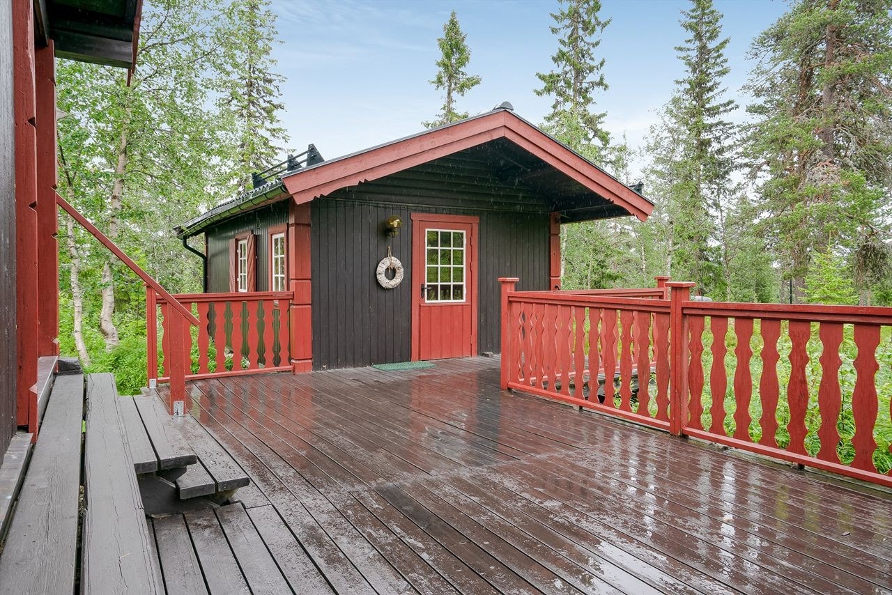 Terrassen mellom hovedhytta og annekset har plass til utemøblement og ligger lunt til mot vest Galleribilde