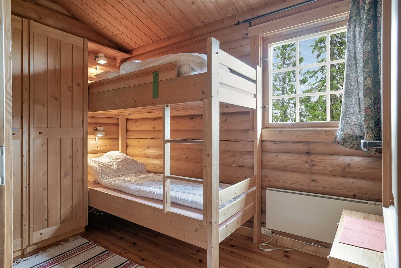 Originale garderober, ubehandlede tømmervegger, tregulv- og tak Galleribilde