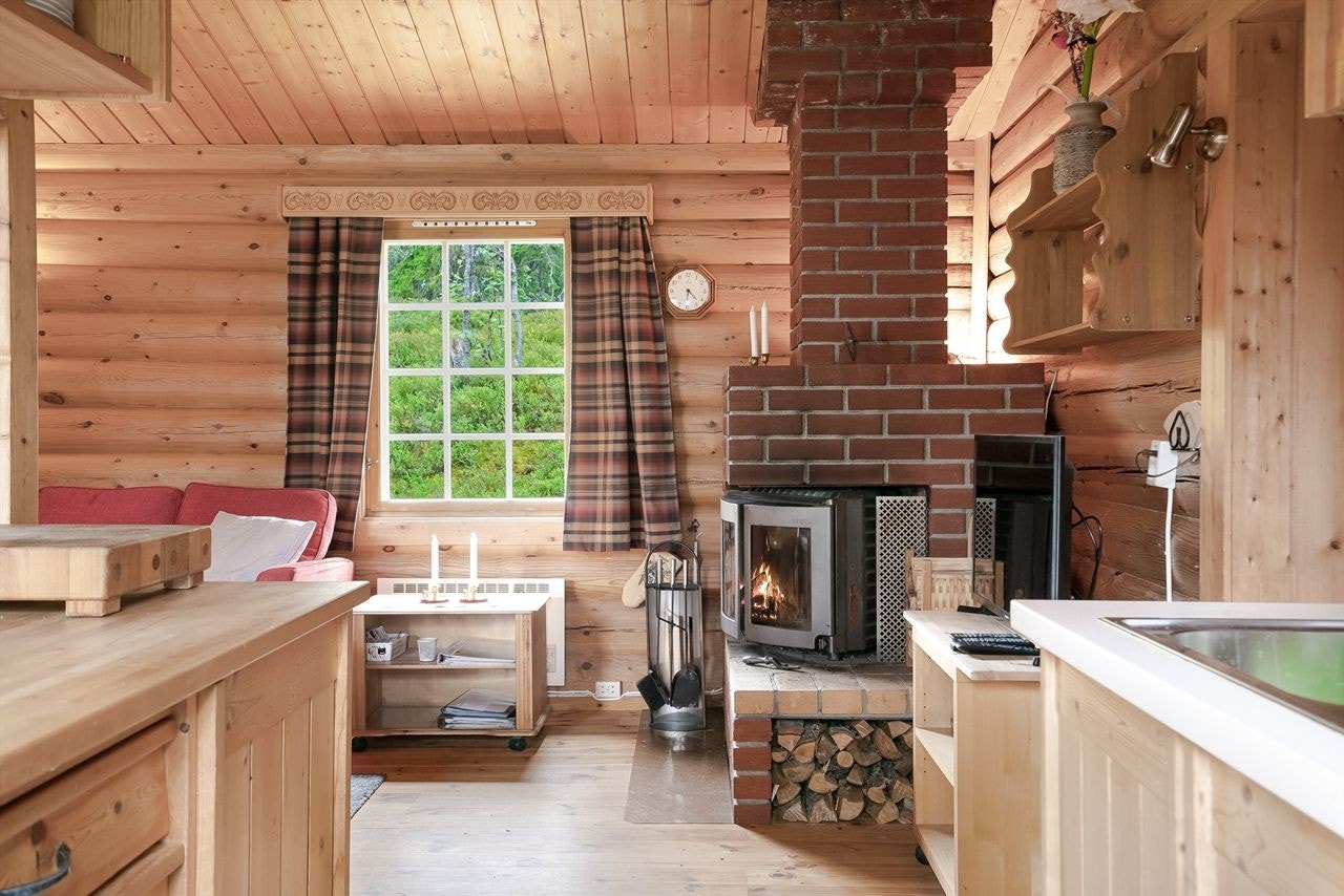 Gulvet er beskyttet med gulvplate foran peisen Galleribilde