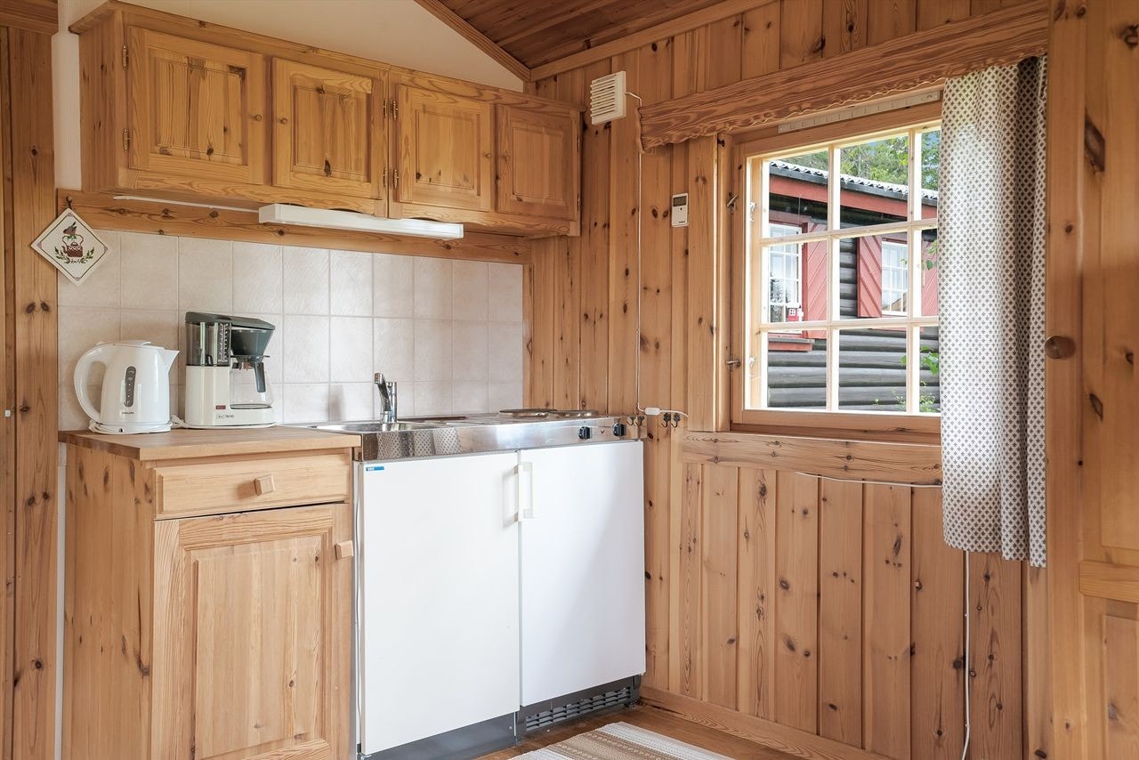 Kjøkkeninnredning og hybelkjøkken i annekset, fliser mellom over- og underskap. Innlagt varmt og kaldt vann Galleribilde